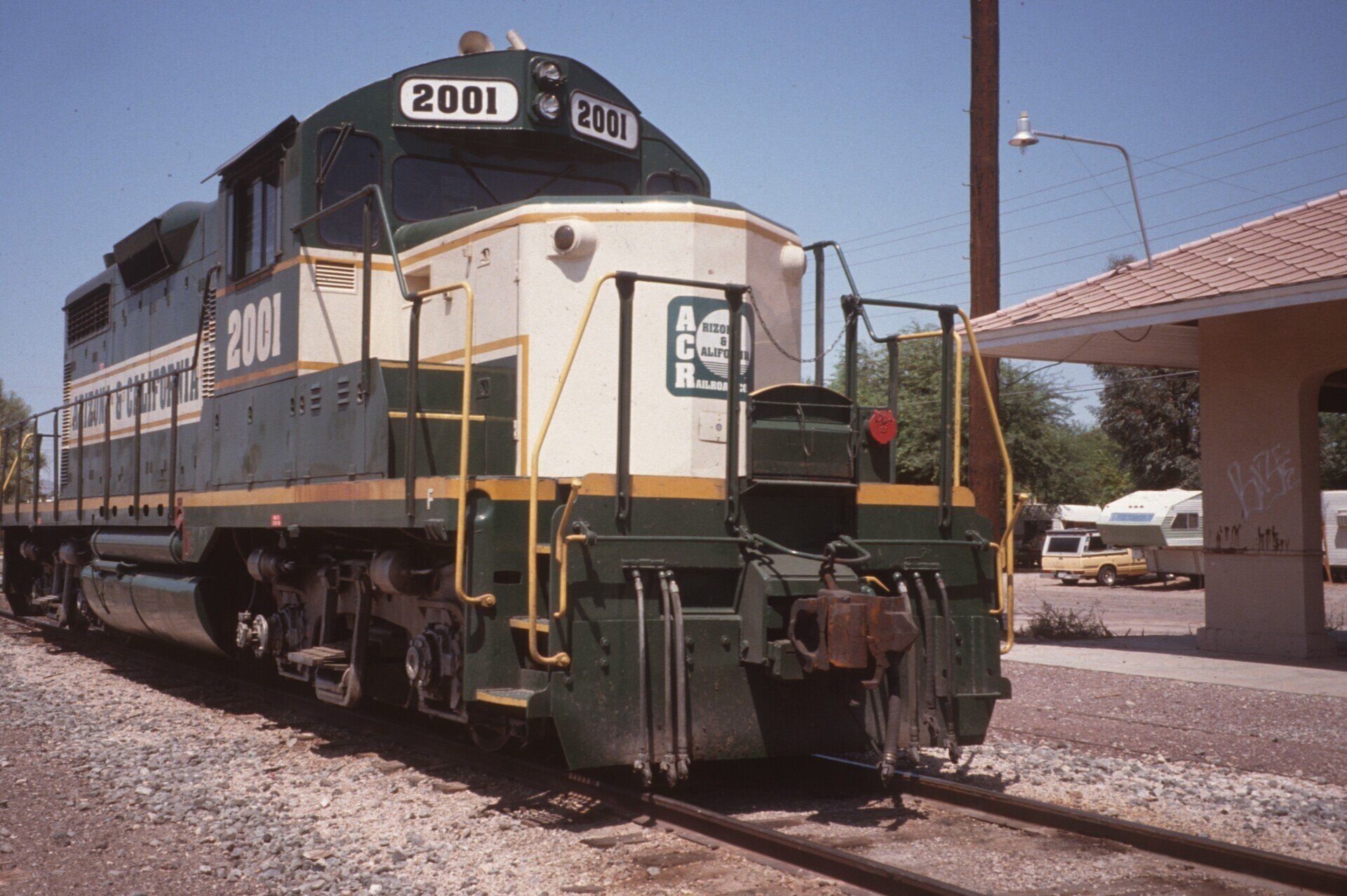 Ein grün-weißer Zug mit der Nummer 2001 auf der Vorderseite