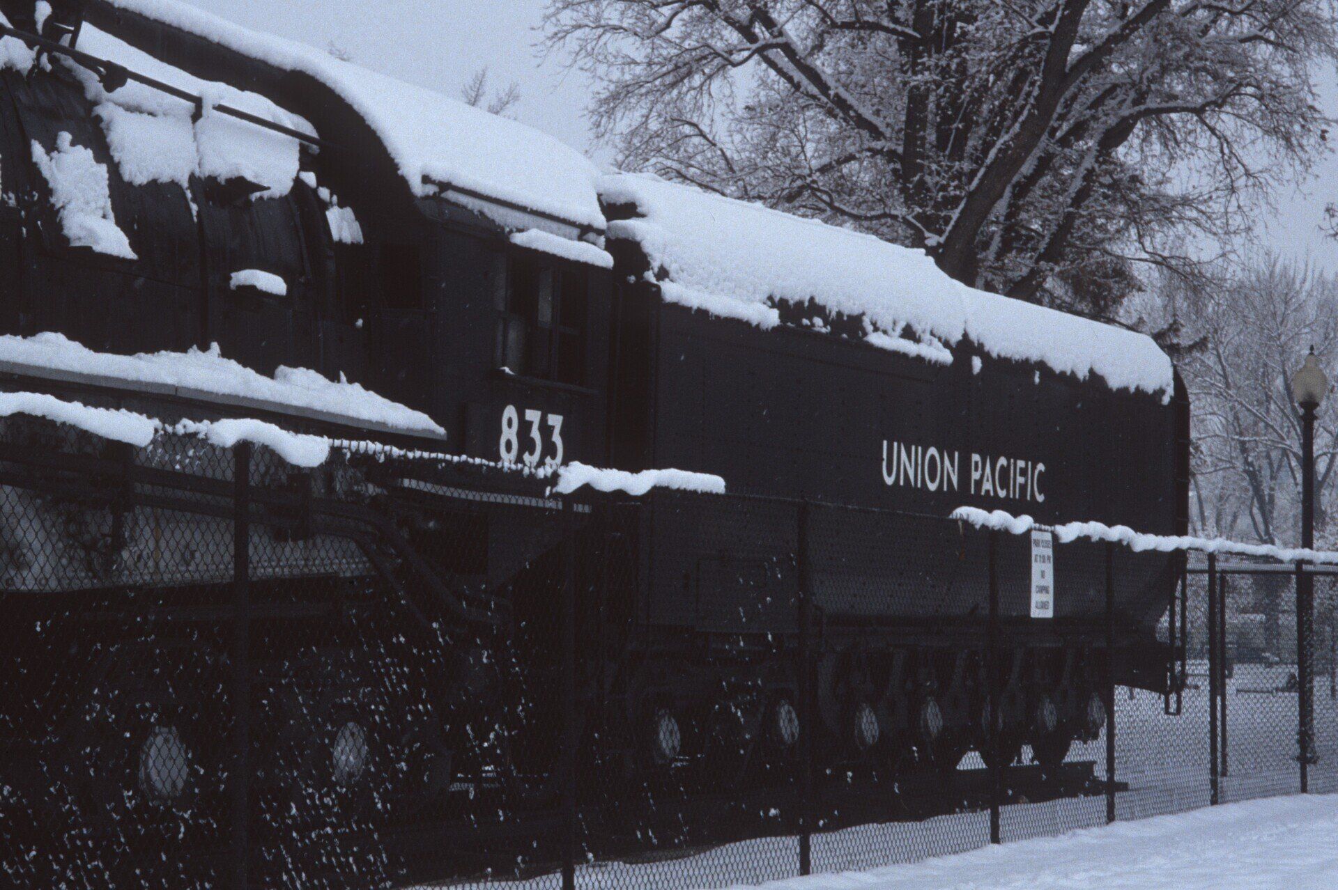 Ein Zug der Union Pacific ist mit Schnee bedeckt