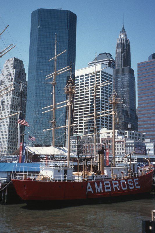 Das Wort Ambrose steht auf der Seite eines Bootes