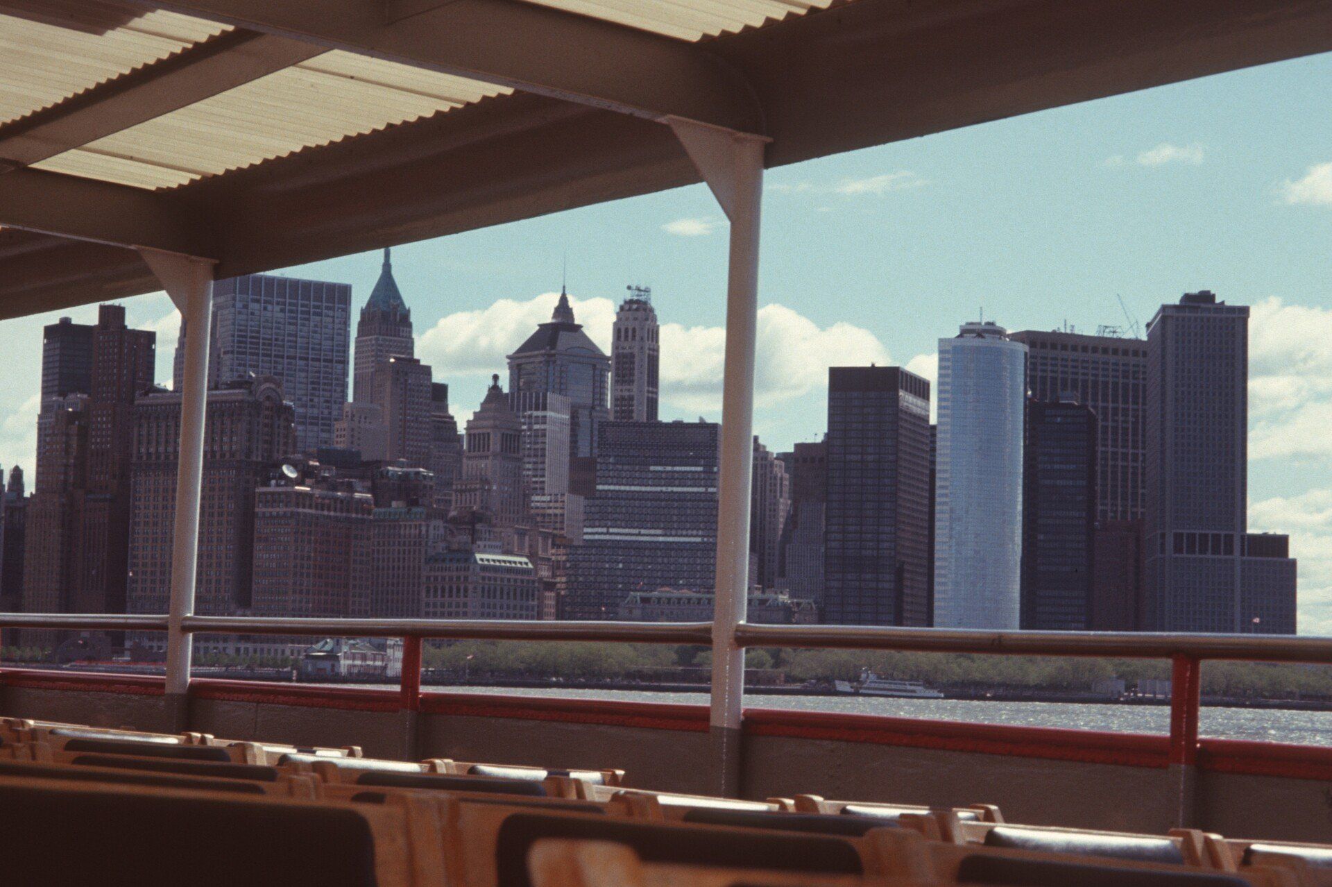 Ein Blick auf die Skyline von New York von einem Boot aus