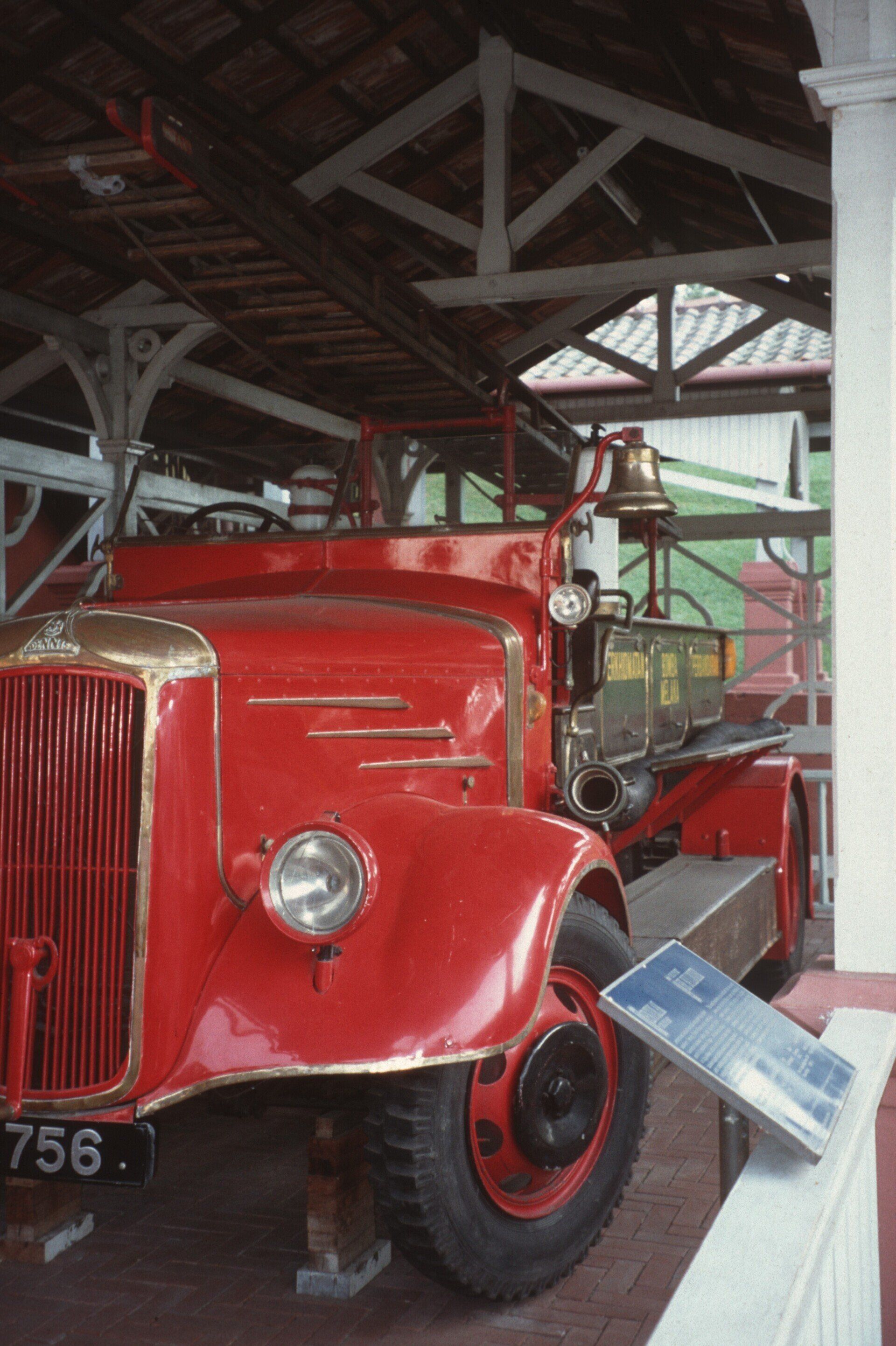 Ein roter LKW mit einem Nummernschild, auf dem 756 steht