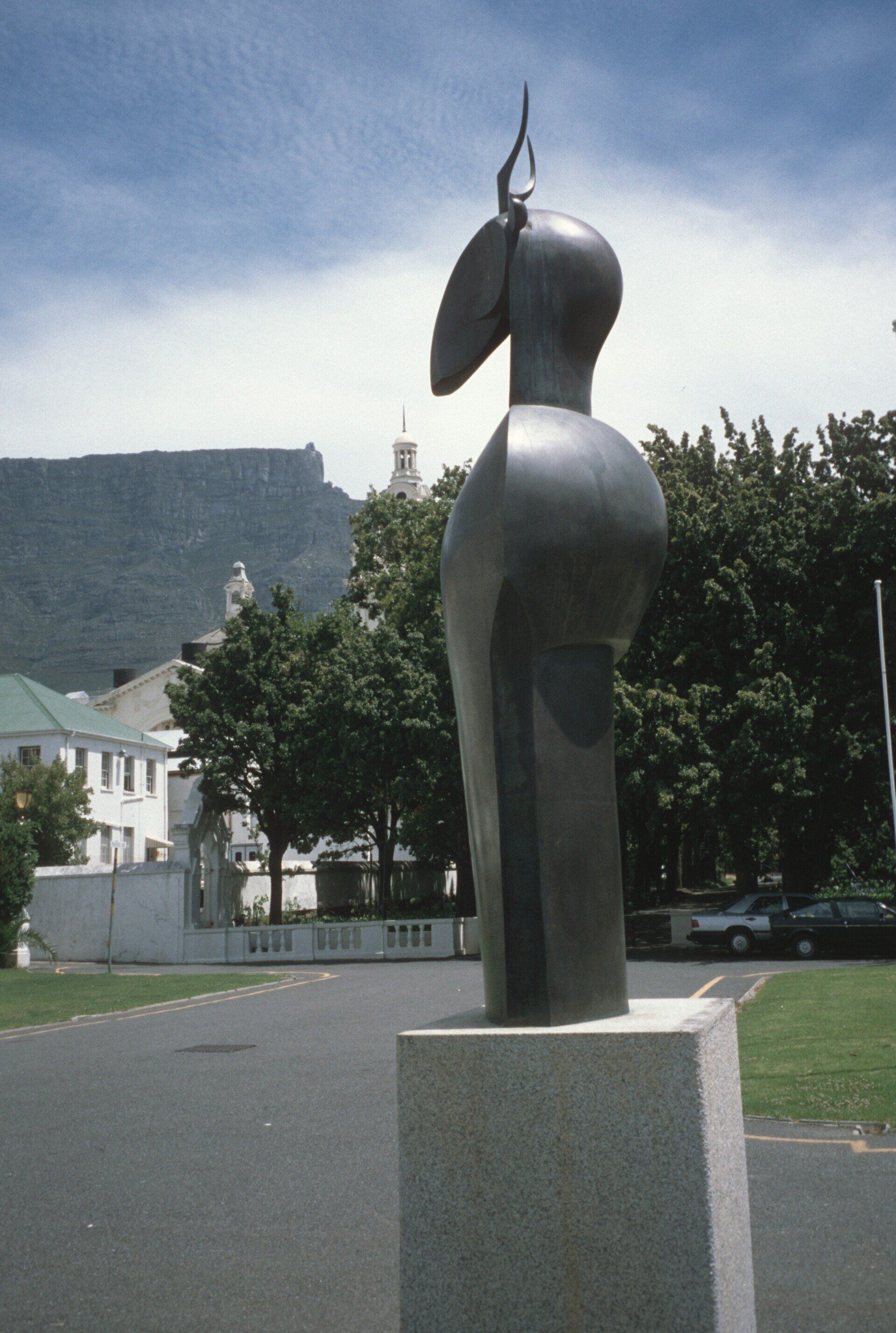 Eine Statue in einem Park mit einem Berg im Hintergrund