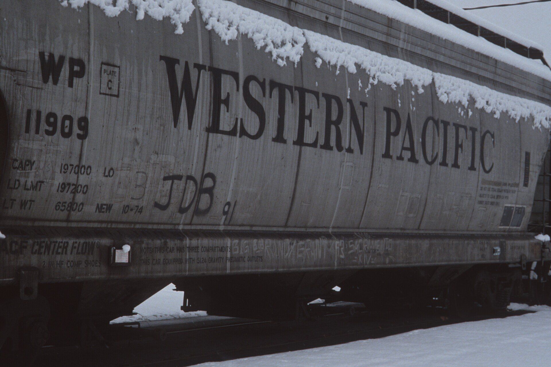 Ein Schwarzweißfoto eines Western Pacific-Zugwaggons