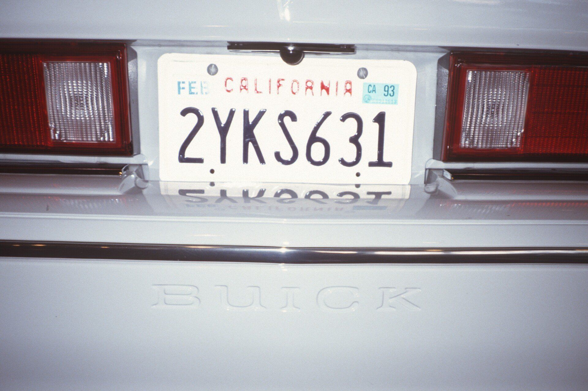 Ein kalifornisches Nummernschild mit der Aufschrift 2yks631