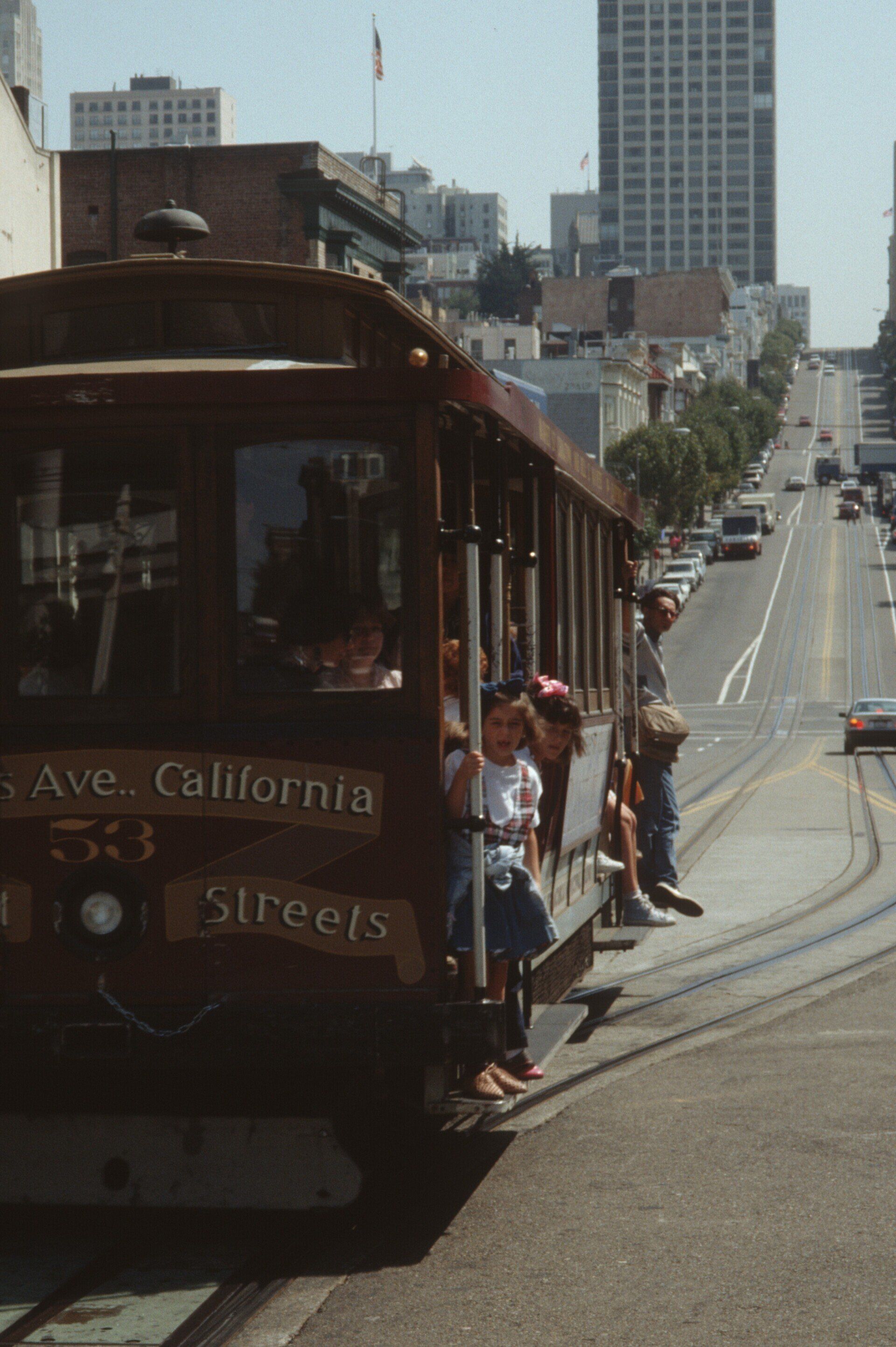 Ein Trolley mit der Aufschrift „California Streets“