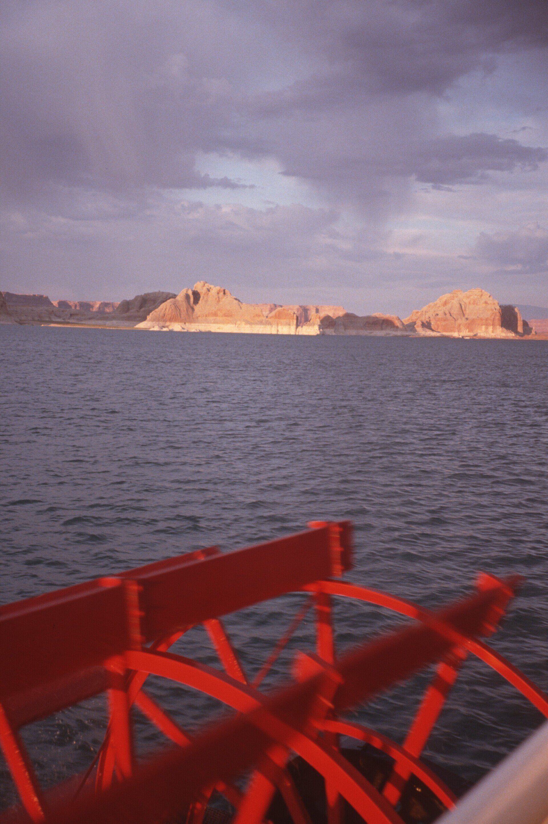 Ein großes Gewässer mit Bergen im Hintergrund