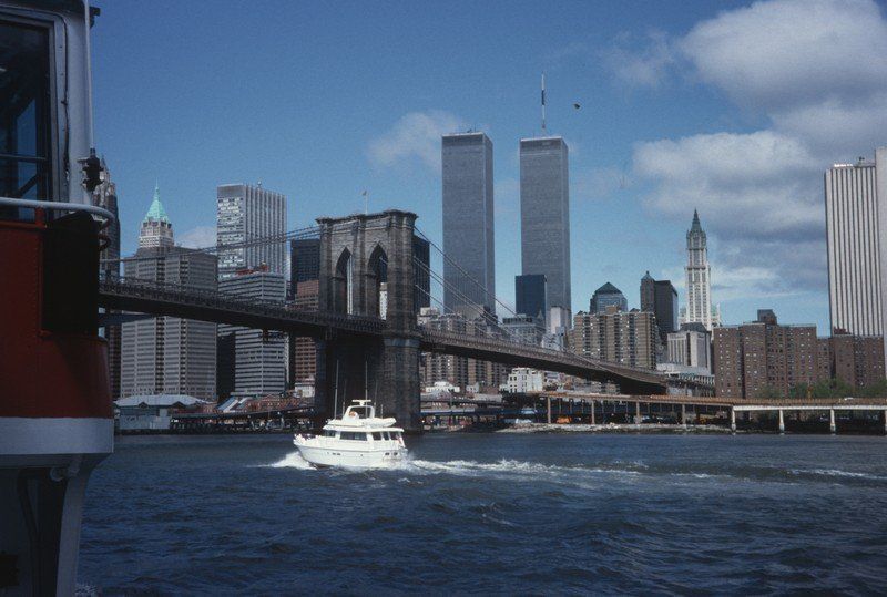 Ein Boot fährt unter einer Brücke in New York City hindurch