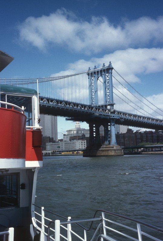 Eine Brücke über ein Gewässer mit einem roten Boot im Vordergrund