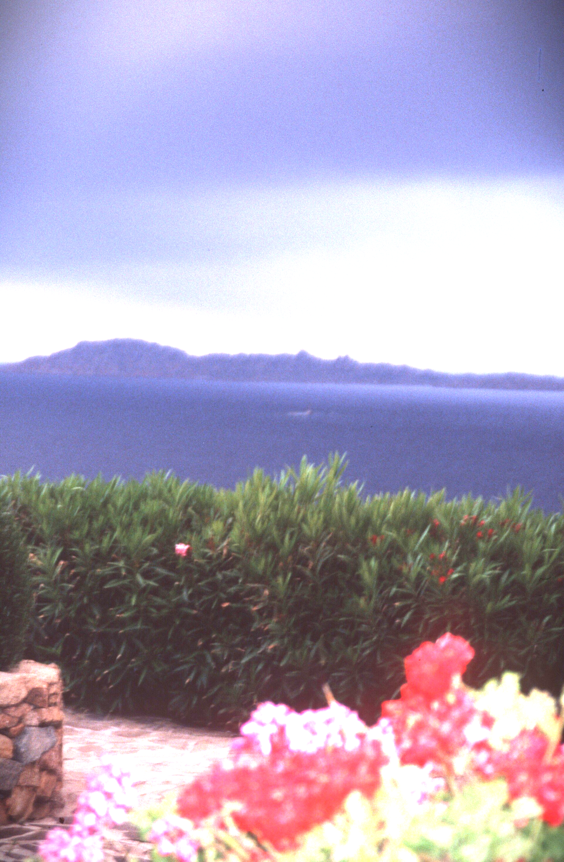 Ein Blick auf ein Gewässer mit Bergen im Hintergrund