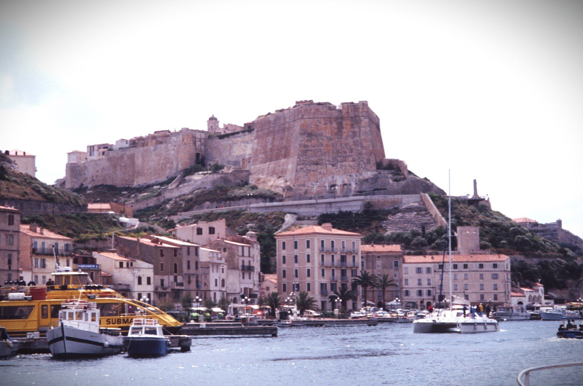 Ein Hafen mit Booten und einer Burg im Hintergrund