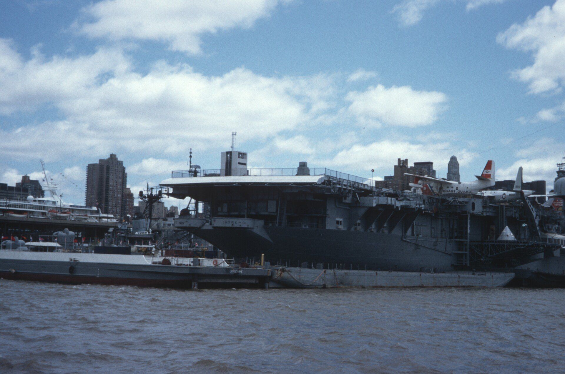 Ein großes Schiff liegt im Wasser, im Hintergrund ist eine Stadt zu sehen