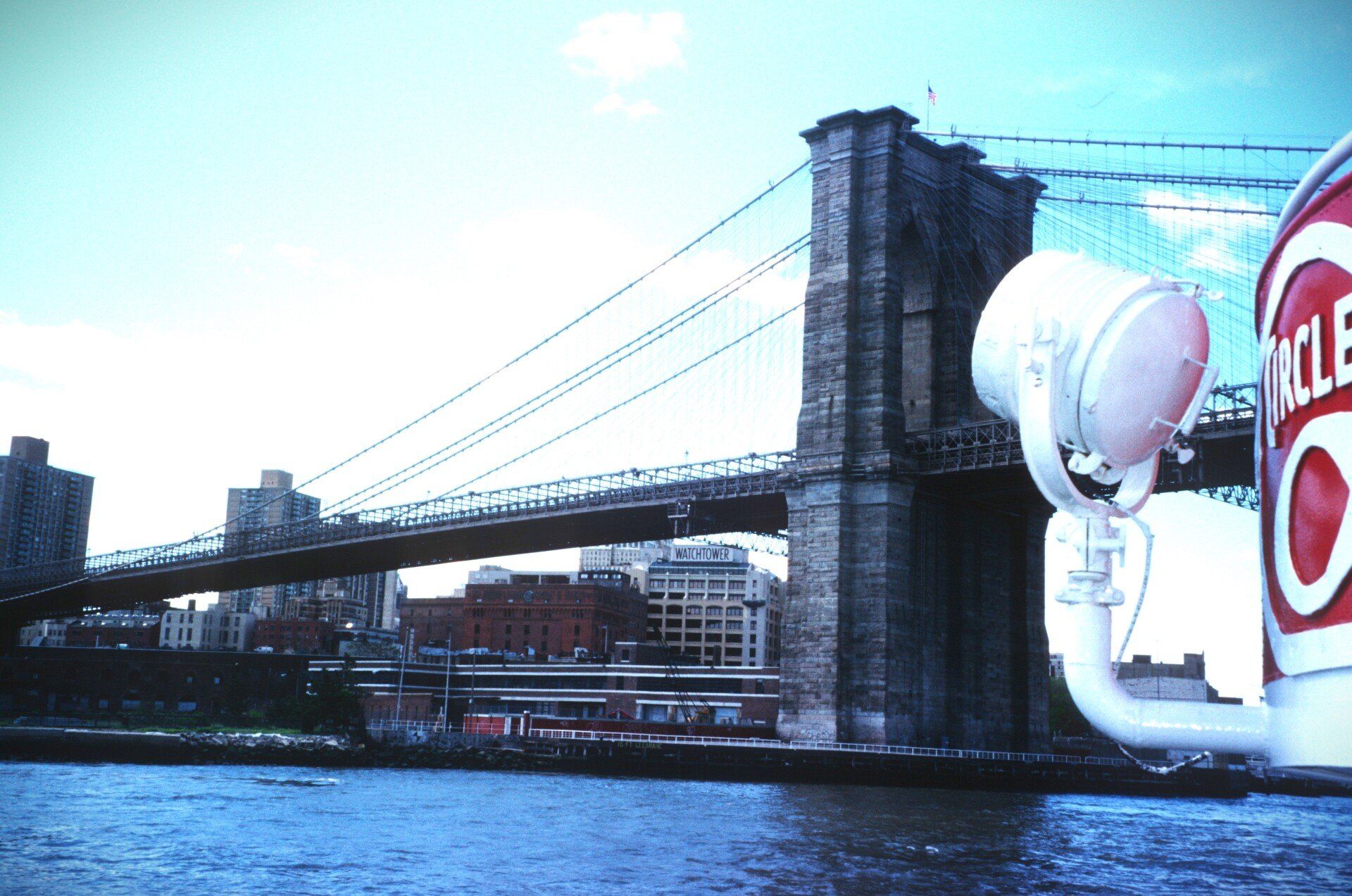 Eine Brooklyn Bridge mit einem Stoppschild davor