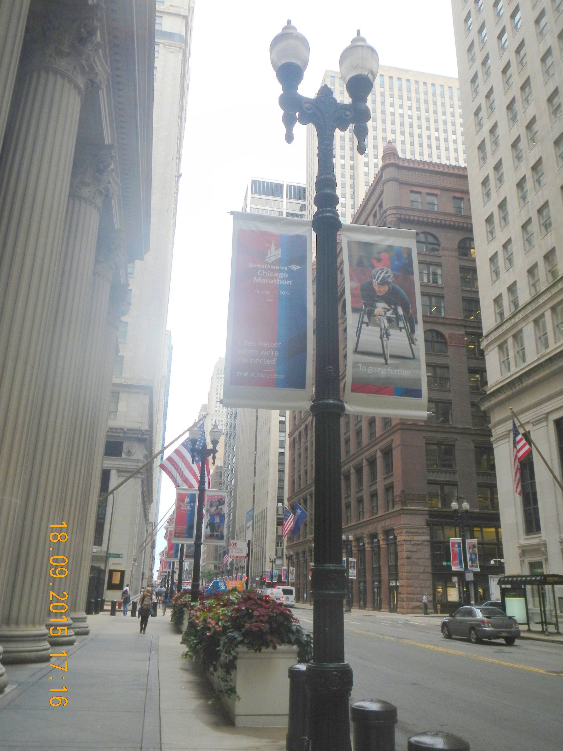 Eine Straße mit einem Schild mit der Aufschrift 