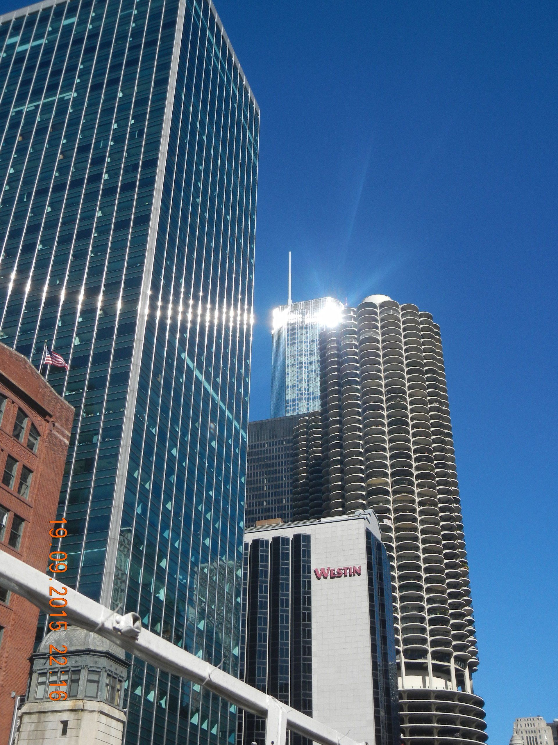 Ein sehr hohes Gebäude mit dem Wort Walgreens darauf