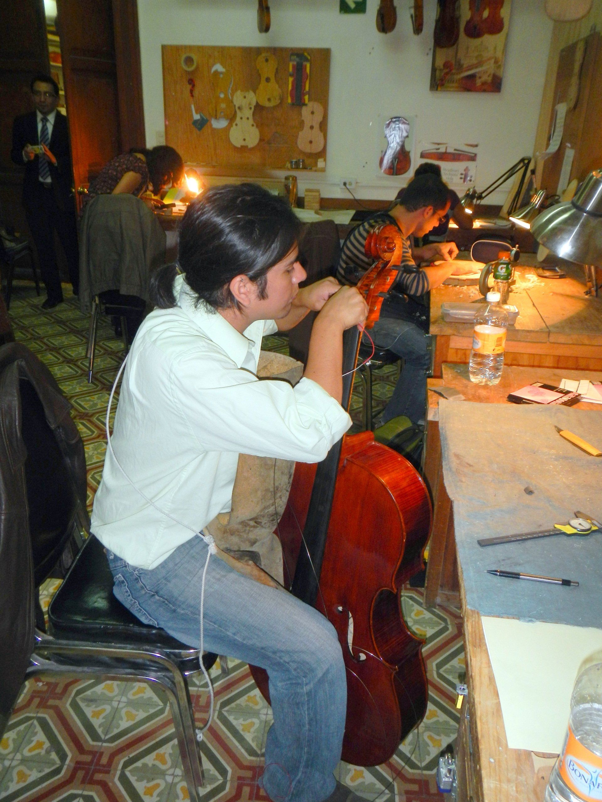 Eine Frau sitzt auf einem Stuhl und spielt Kontrabass