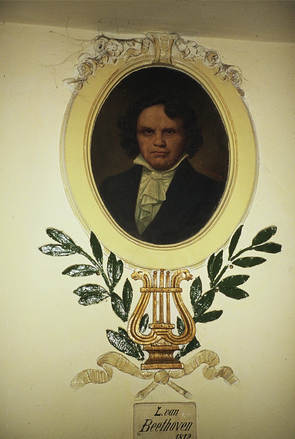 Ein gerahmtes Porträt eines Mannes mit einer Leier und Blättern