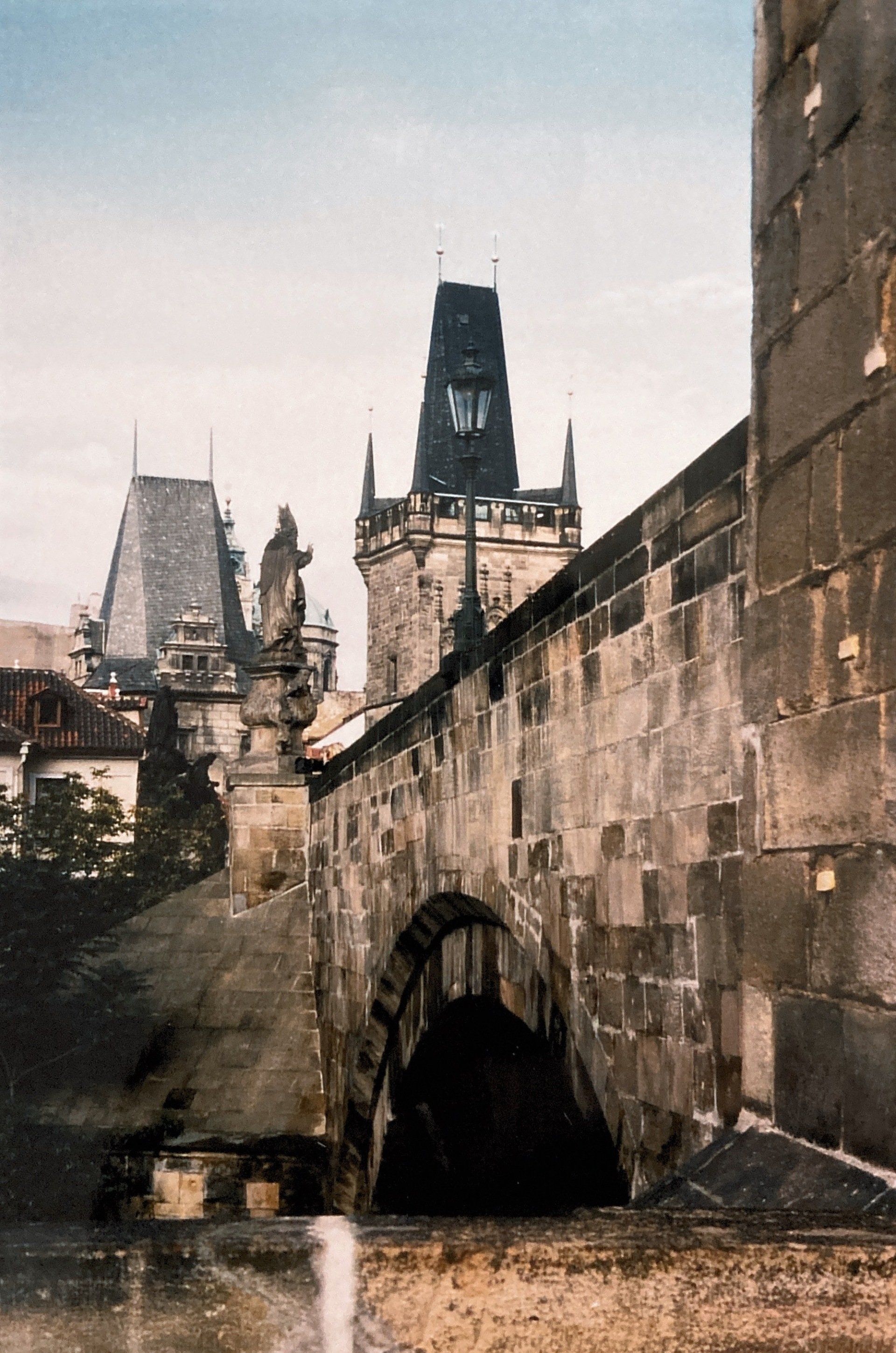 Eine Steinmauer mit einem Uhrturm im Hintergrund