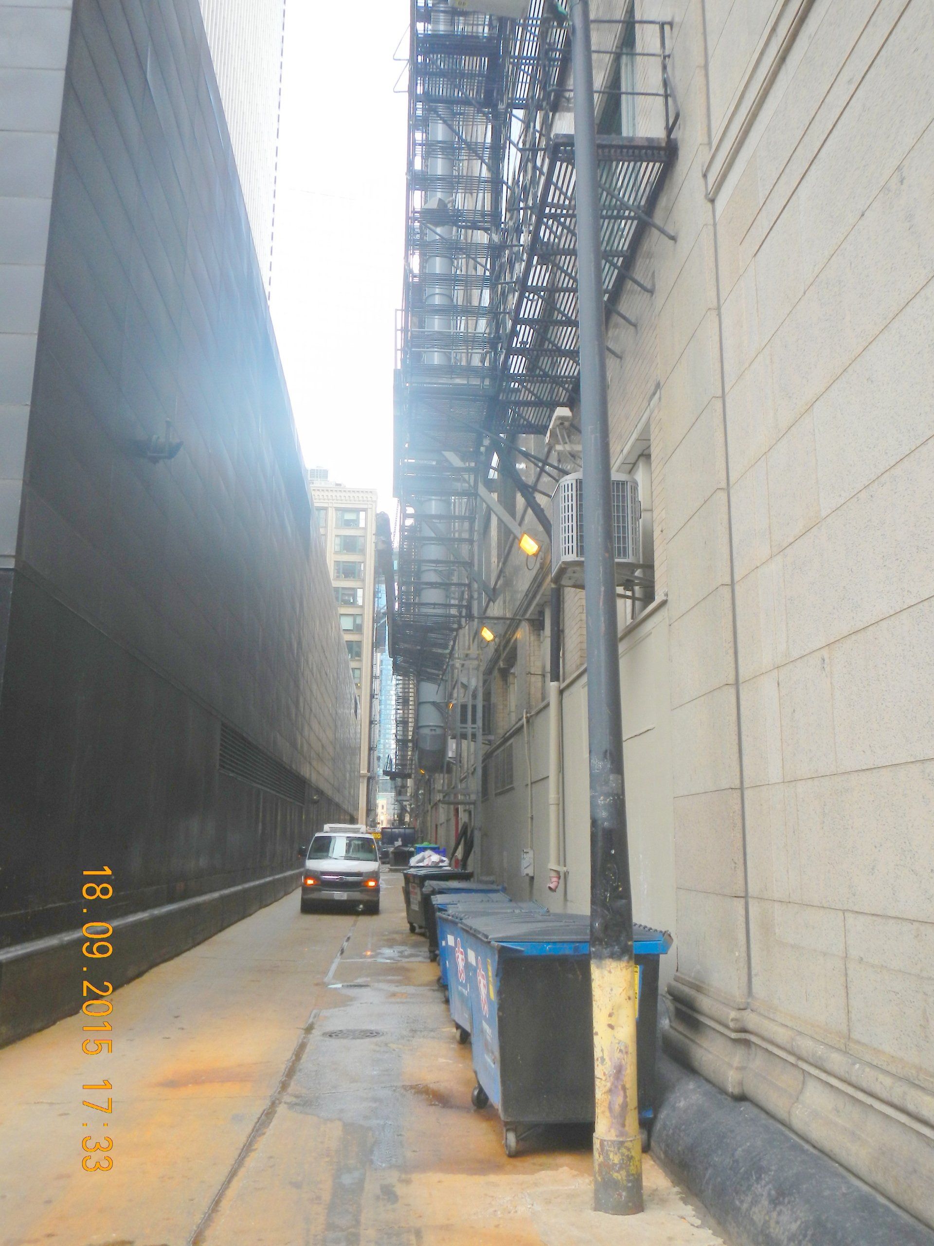 Eine schmale Gasse mit einem Notausgang an der Seite eines Gebäudes