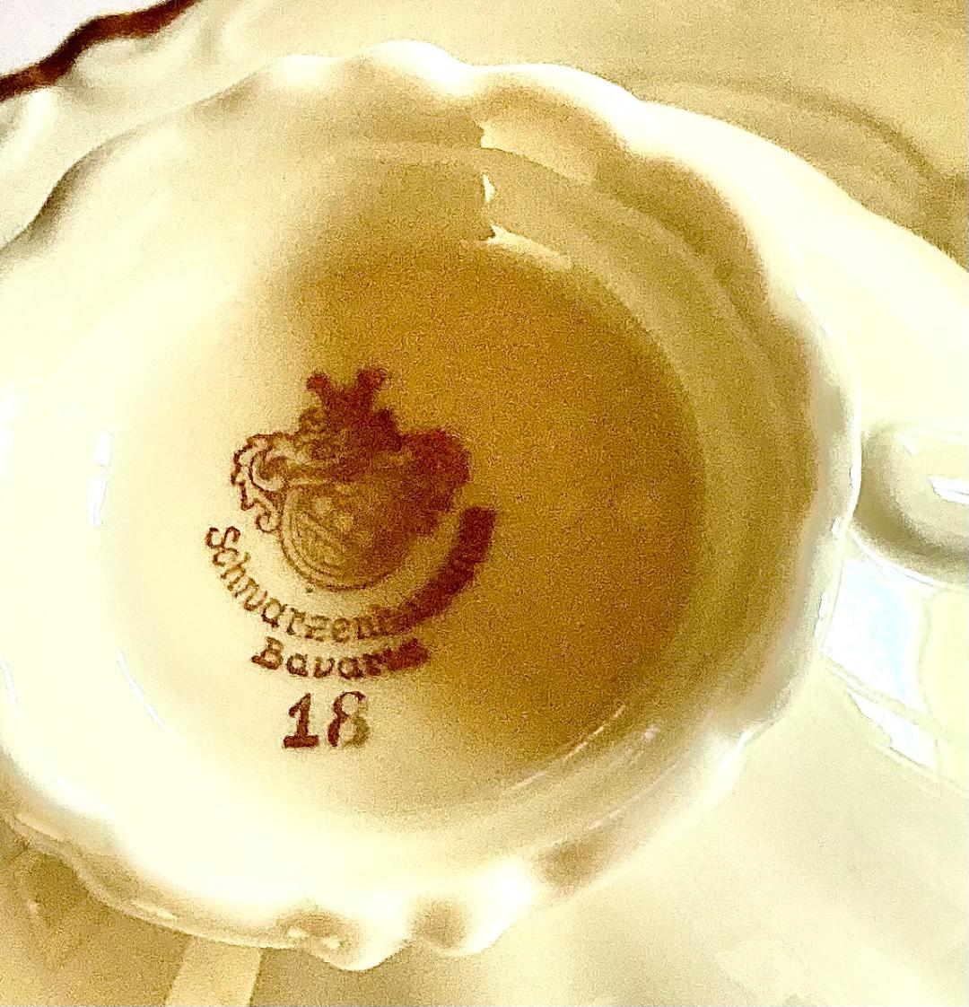 Eine Nahaufnahme der Innenseite einer Tasse und Untertasse mit der Zahl 18 darauf.