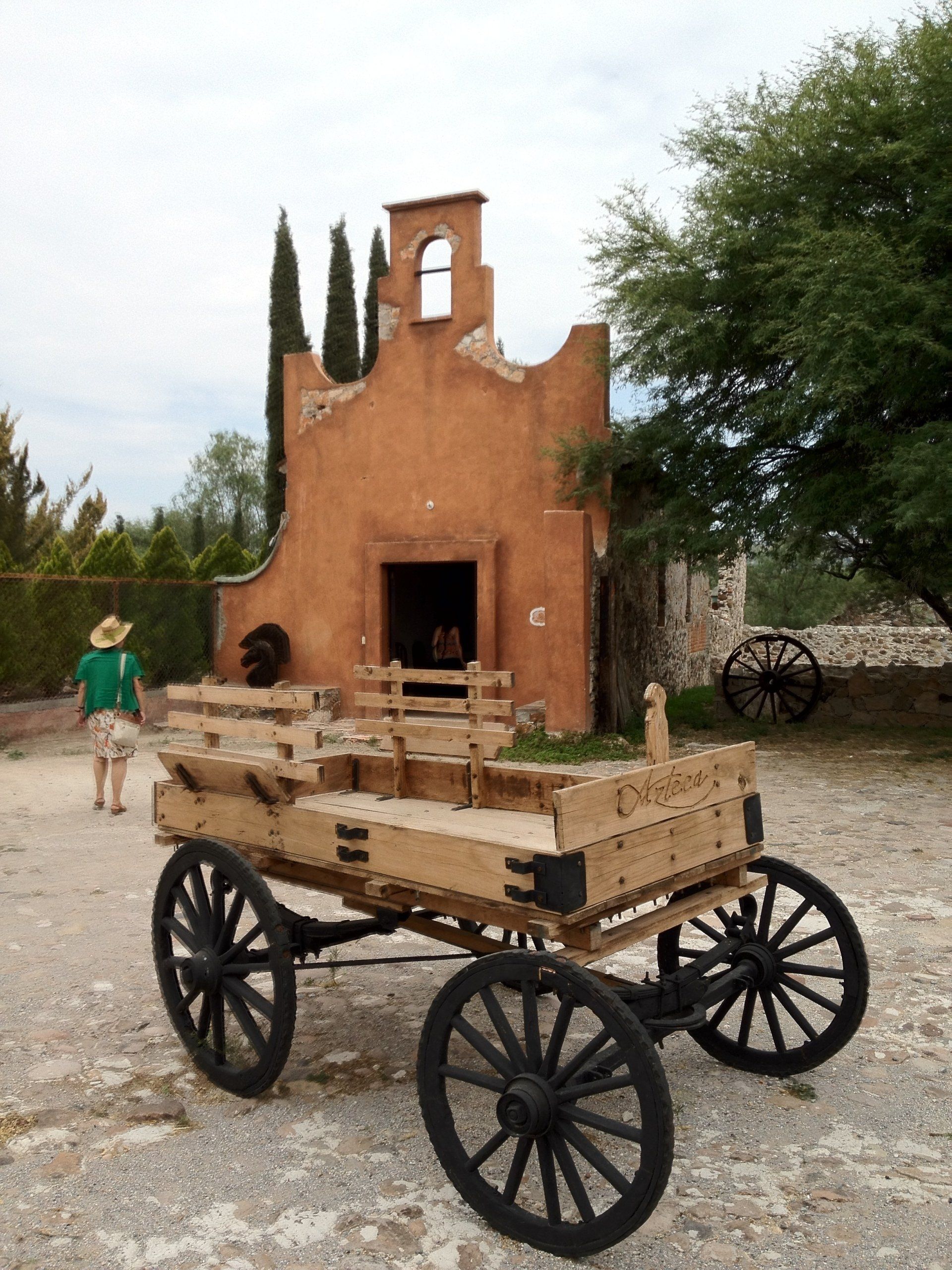 Ein Holzwagen steht vor einem Gebäude