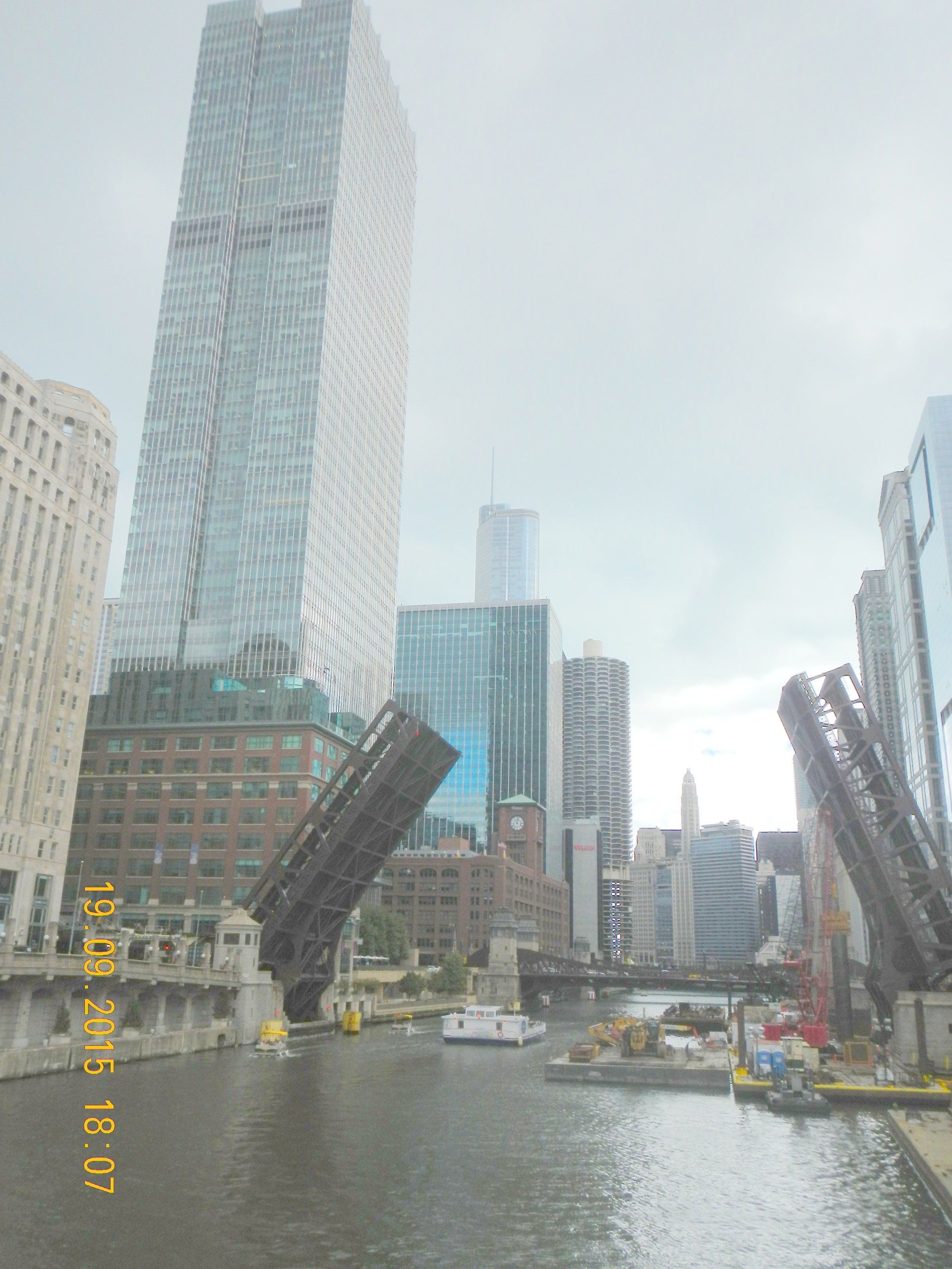 Eine Brücke über ein Gewässer mit Gebäuden im Hintergrund