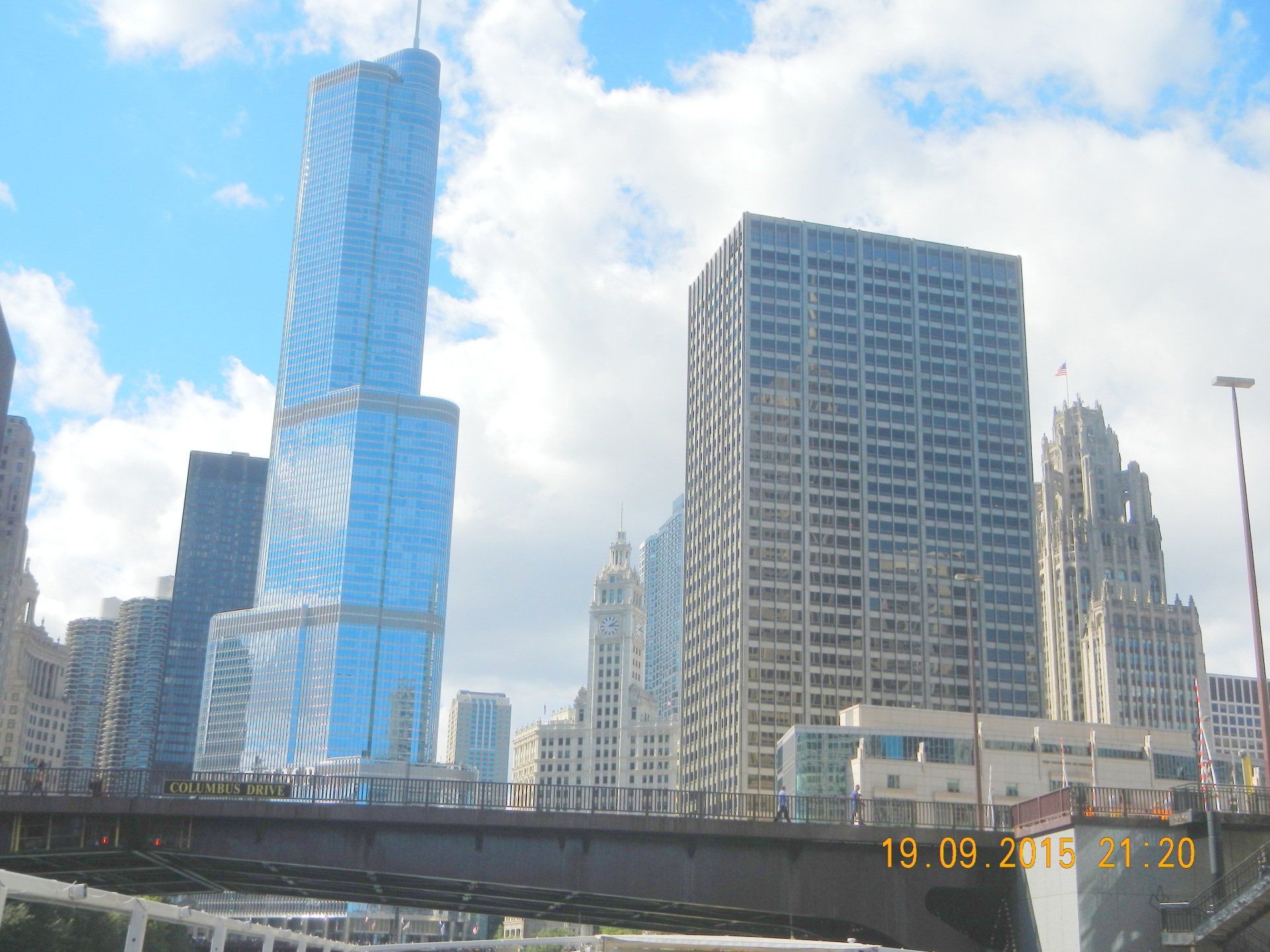 Eine Brücke über einen Fluss mit der Skyline einer Stadt im Hintergrund