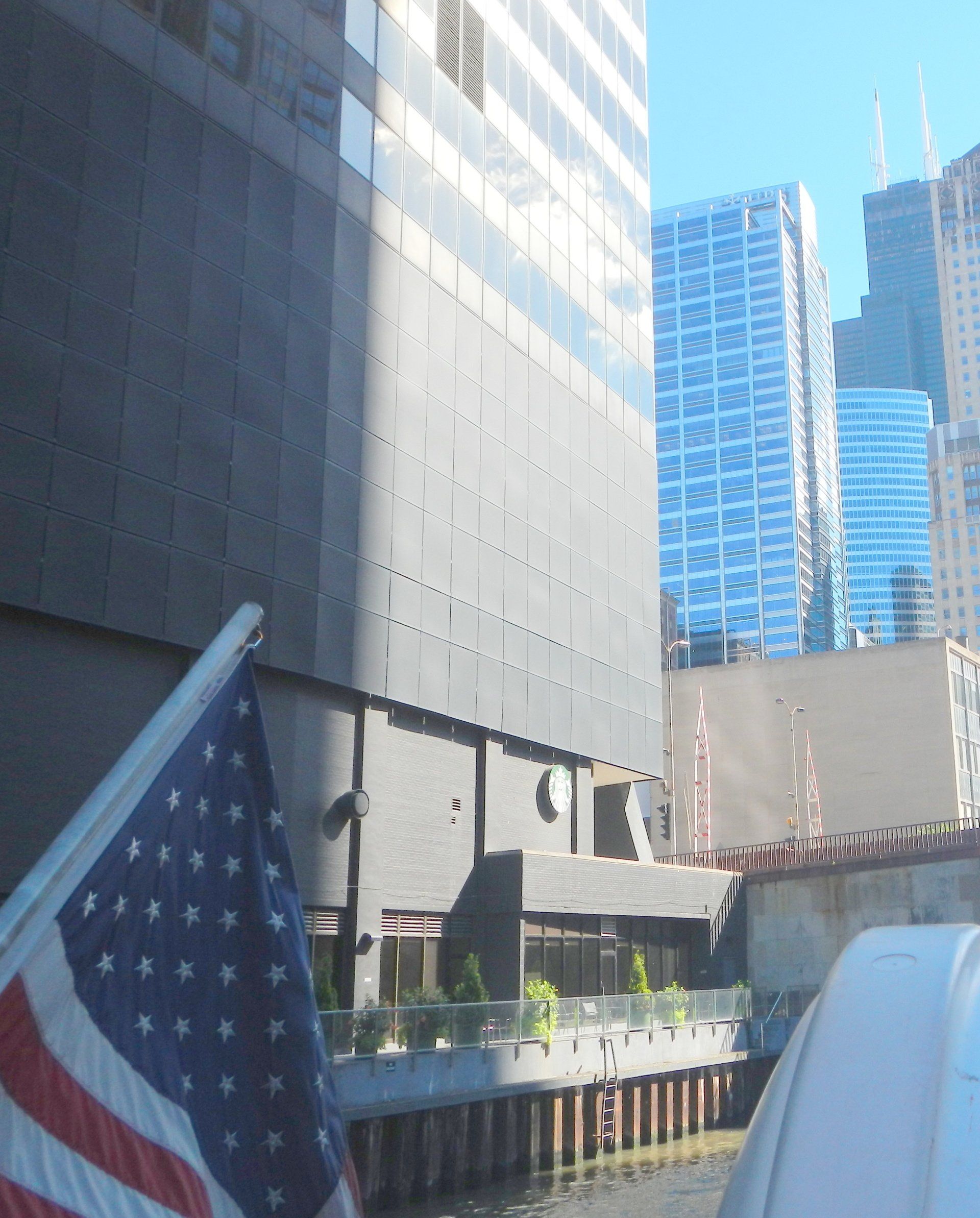 Eine amerikanische Flagge weht vor einem Gebäude