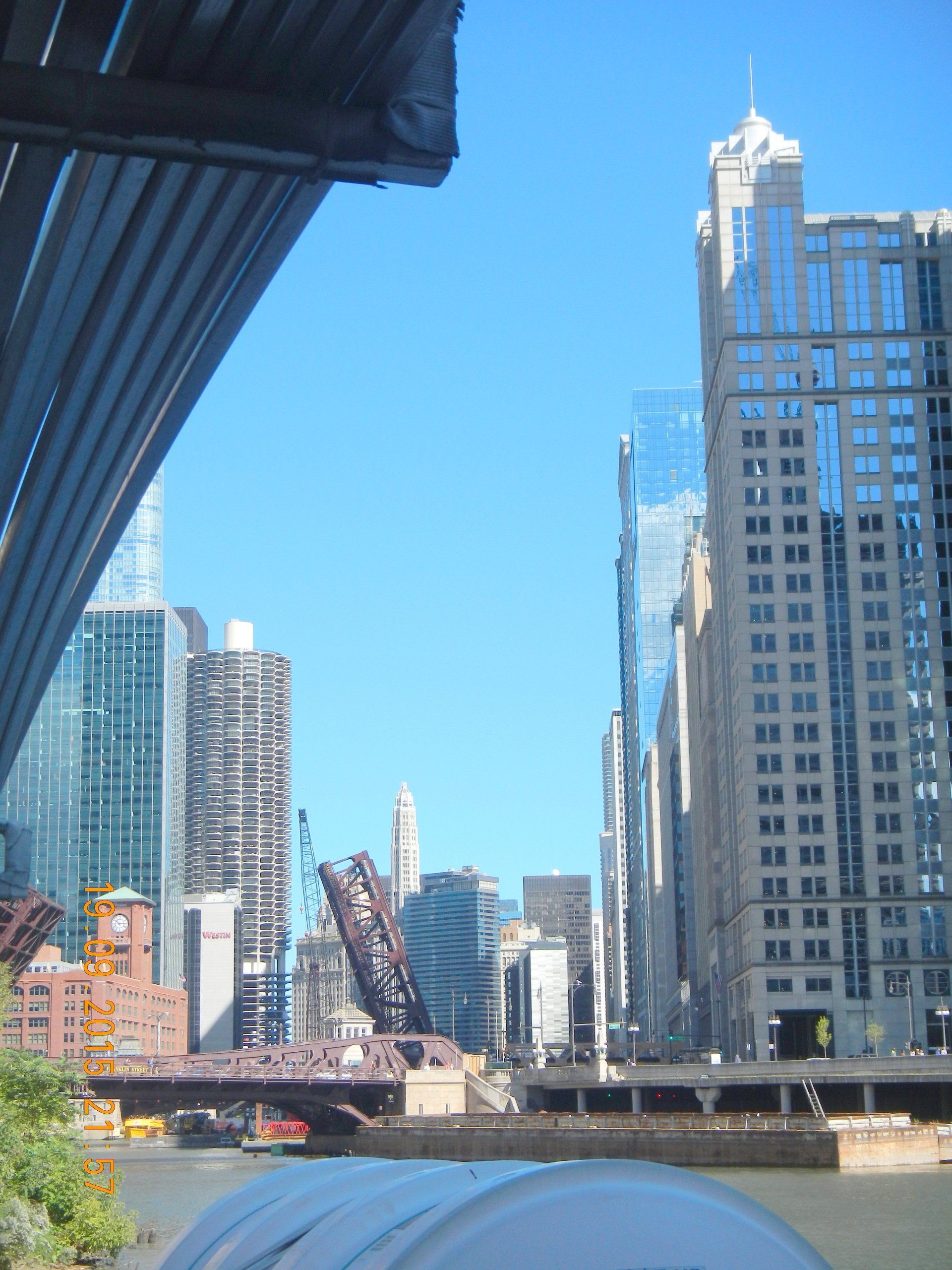 Eine Brücke über ein Gewässer mit einer Stadt im Hintergrund
