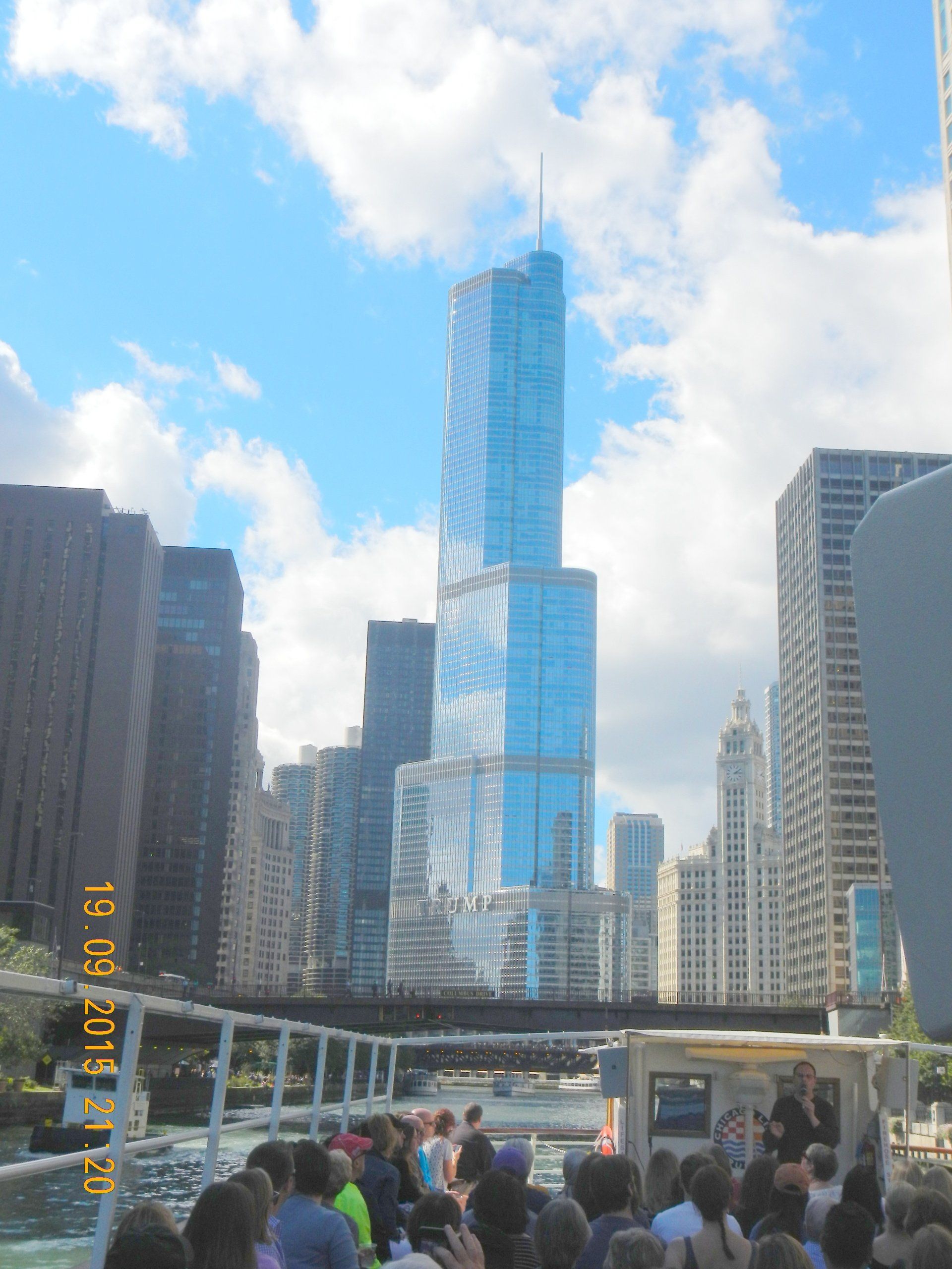 Eine Gruppe von Menschen auf einem Boot mit einem Wolkenkratzer im Hintergrund
