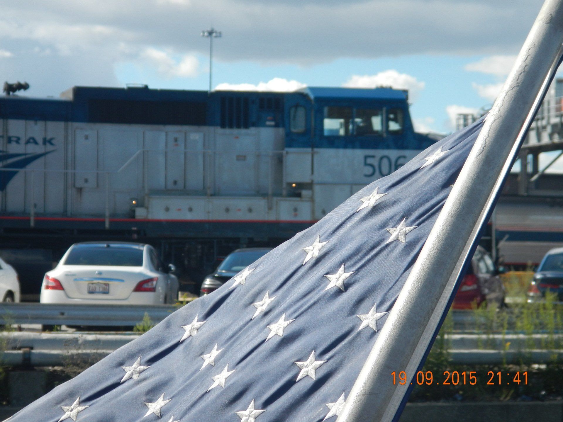 Ein Zug mit der Nummer 506 an der Seite