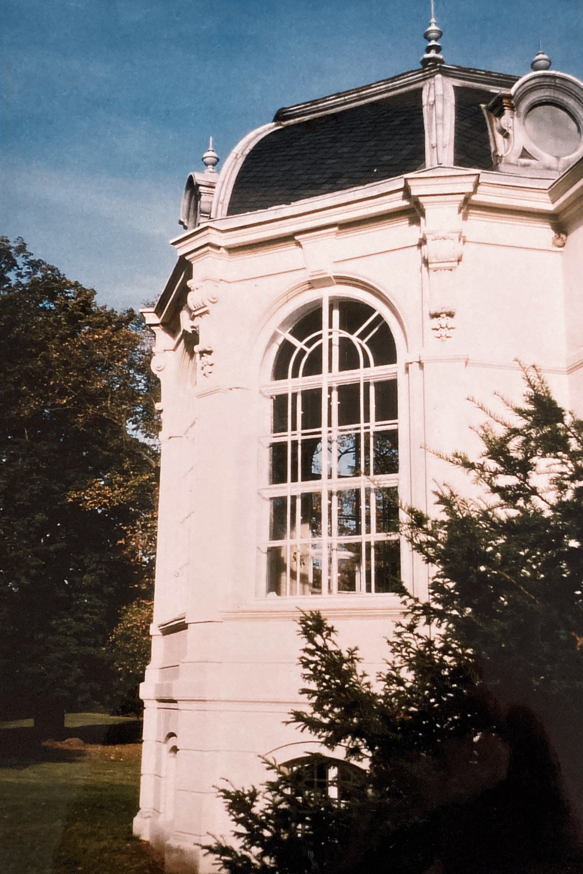 Ein weißes Gebäude mit einer Kuppel darauf