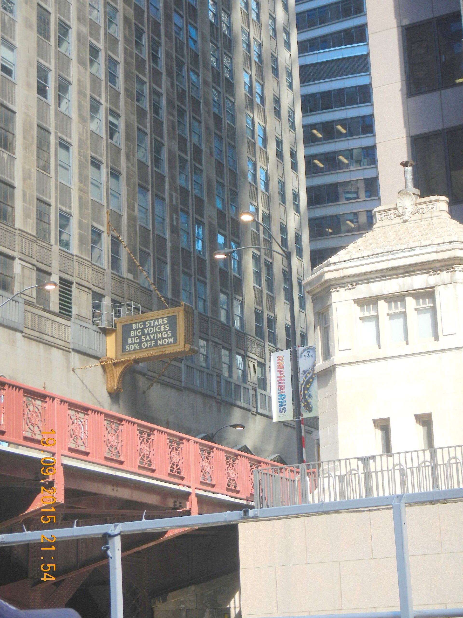 Ein Bild einer Brücke mit einem Schild mit der Aufschrift 