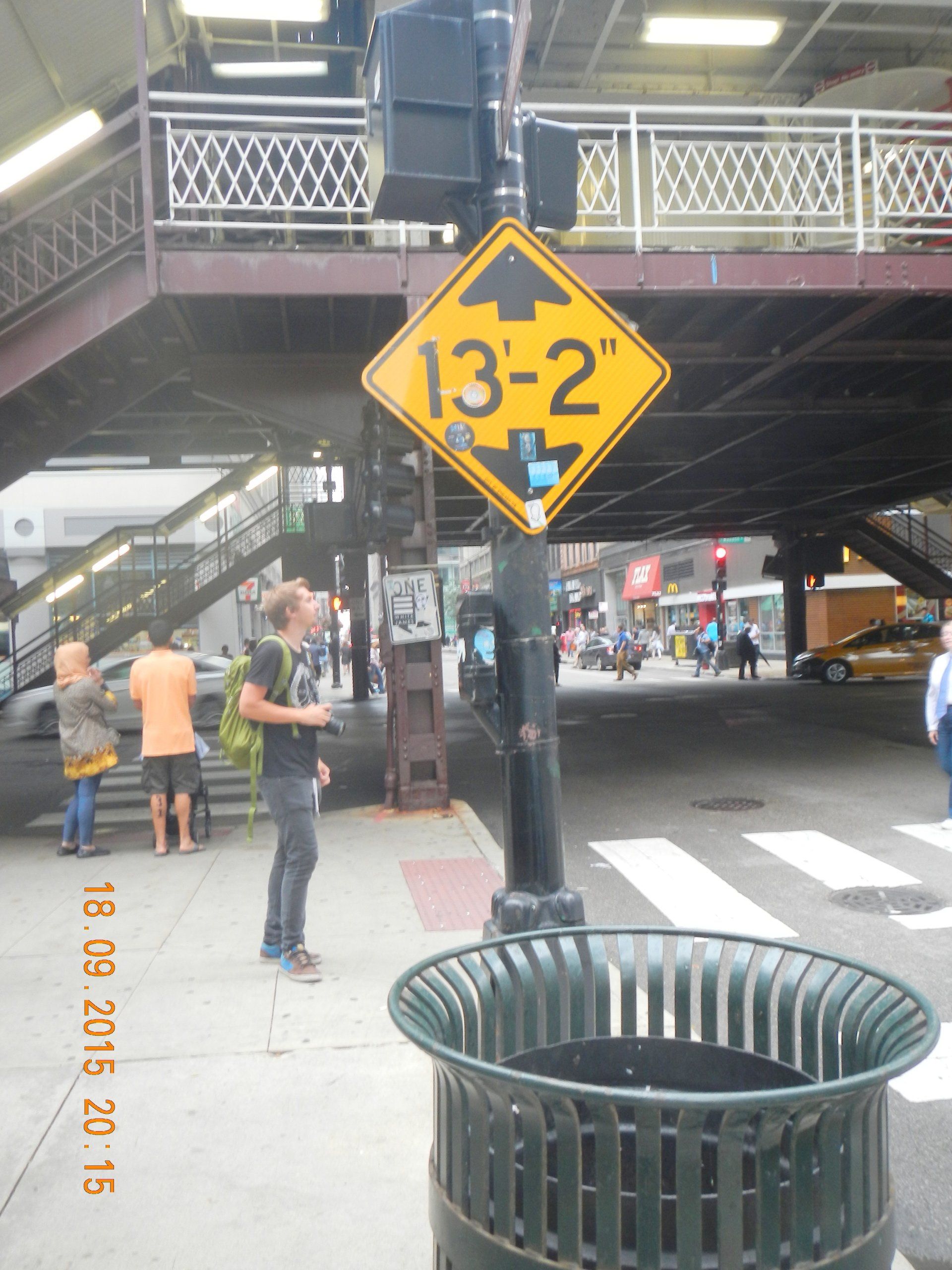 Ein gelbes Schild mit der Aufschrift 13-2