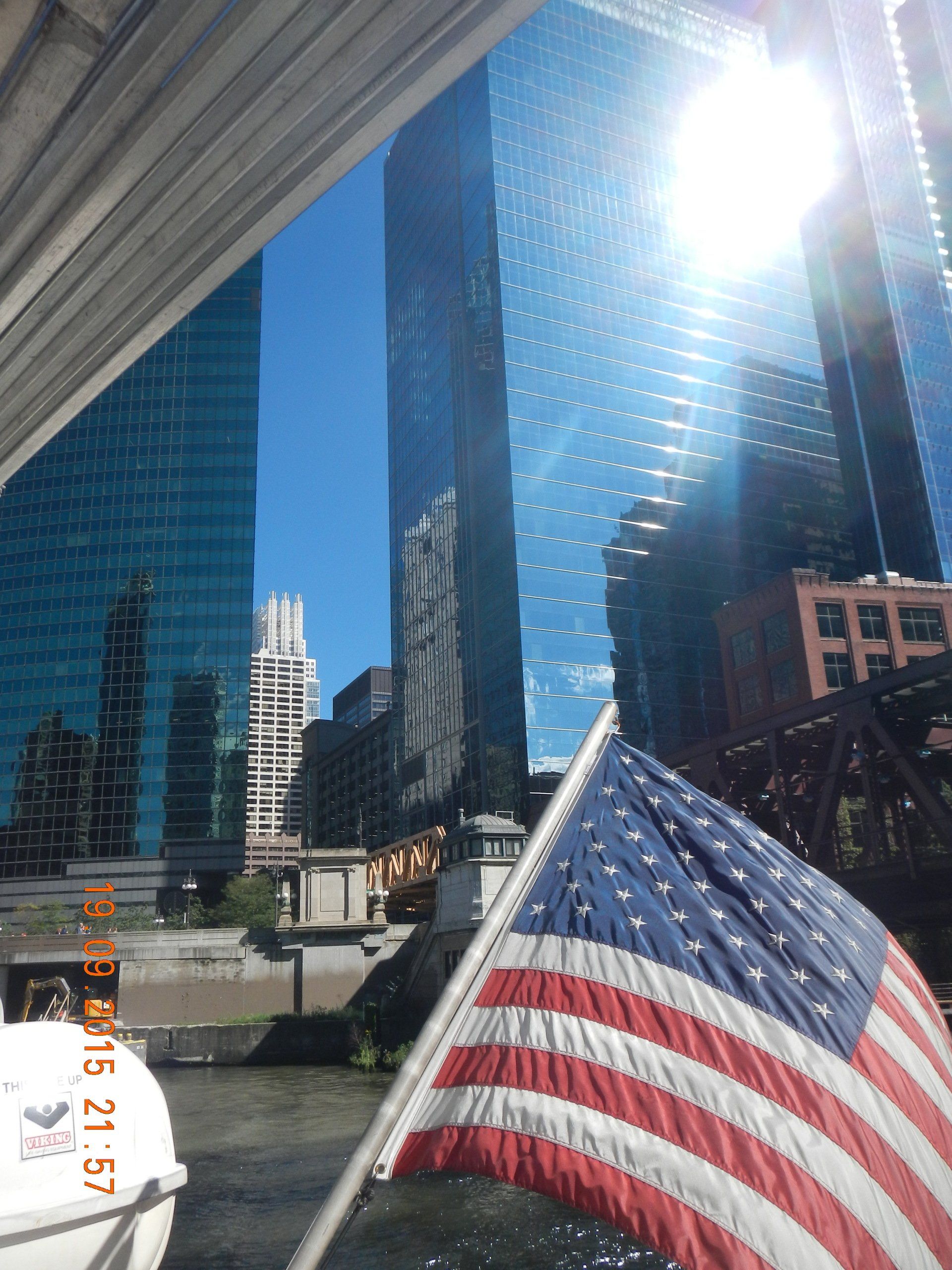 Eine amerikanische Flagge weht vor der Skyline einer Stadt