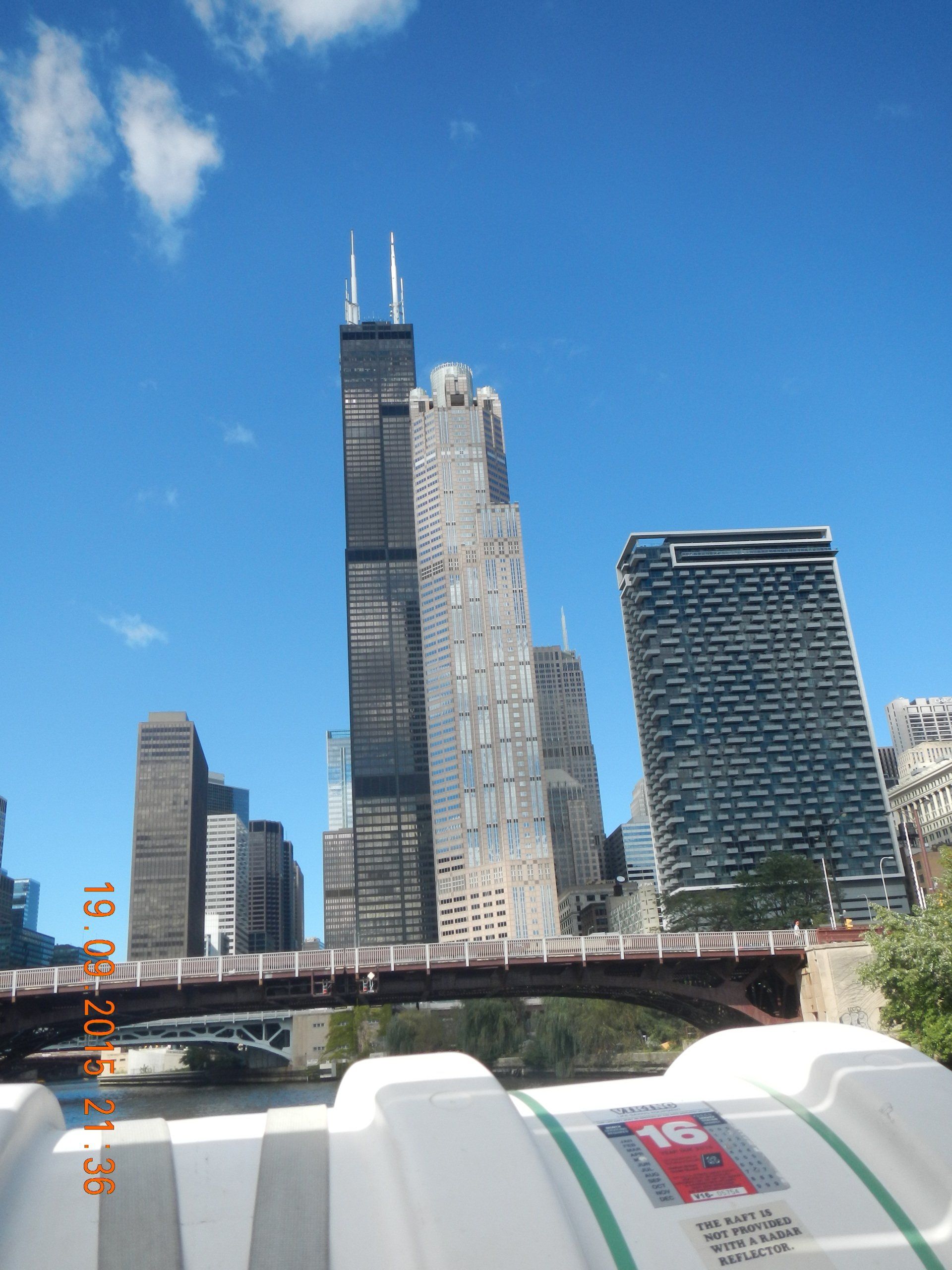 Ein Boot mit der Nummer 102 an der Seite