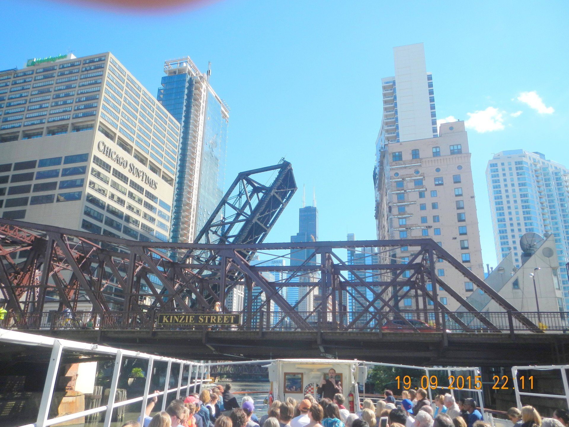 Eine Gruppe von Menschen steht unter einer Brücke mit der Aufschrift „Love City“