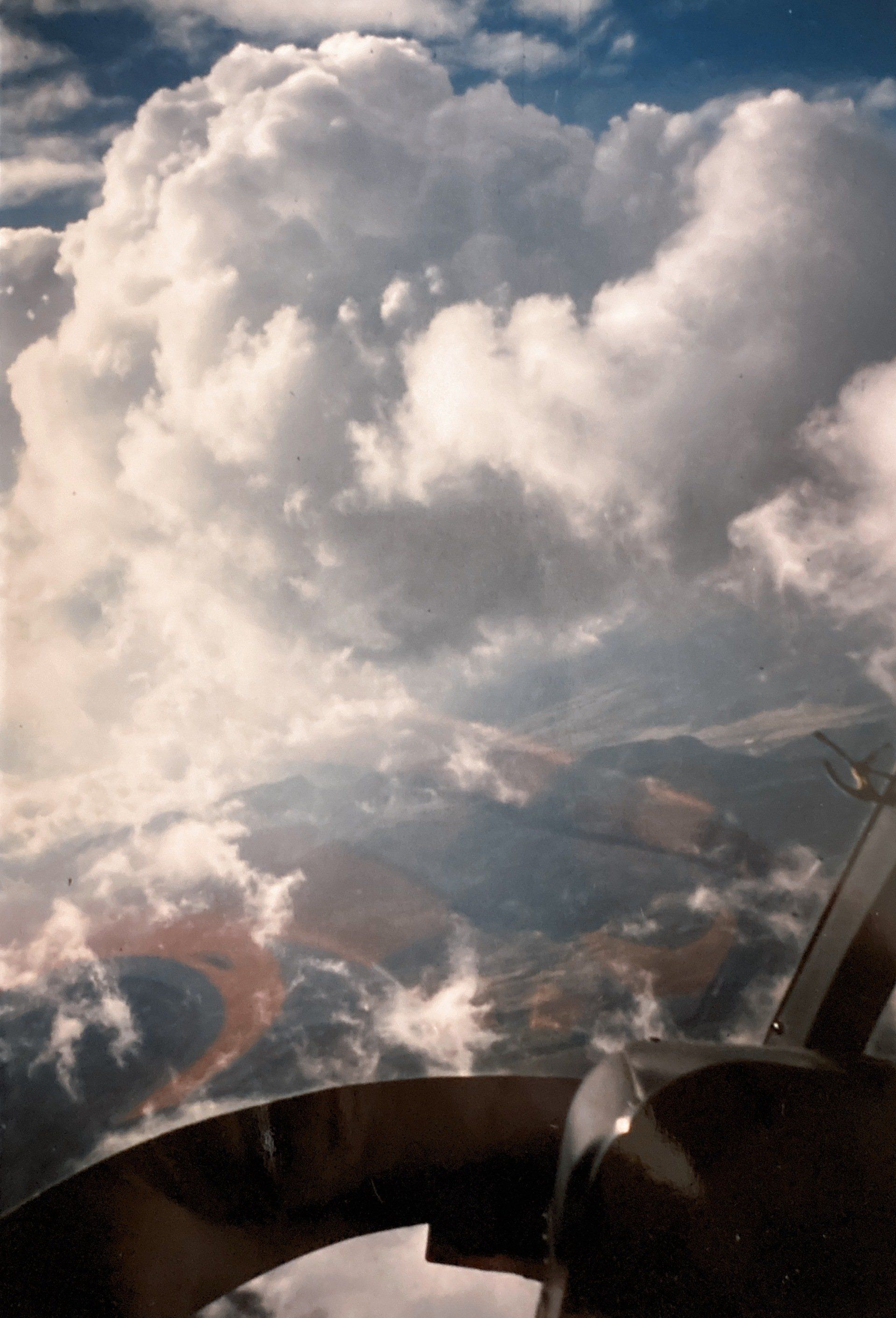 Blick aus dem Flugzeugfenster auf einen bewölkten Himmel