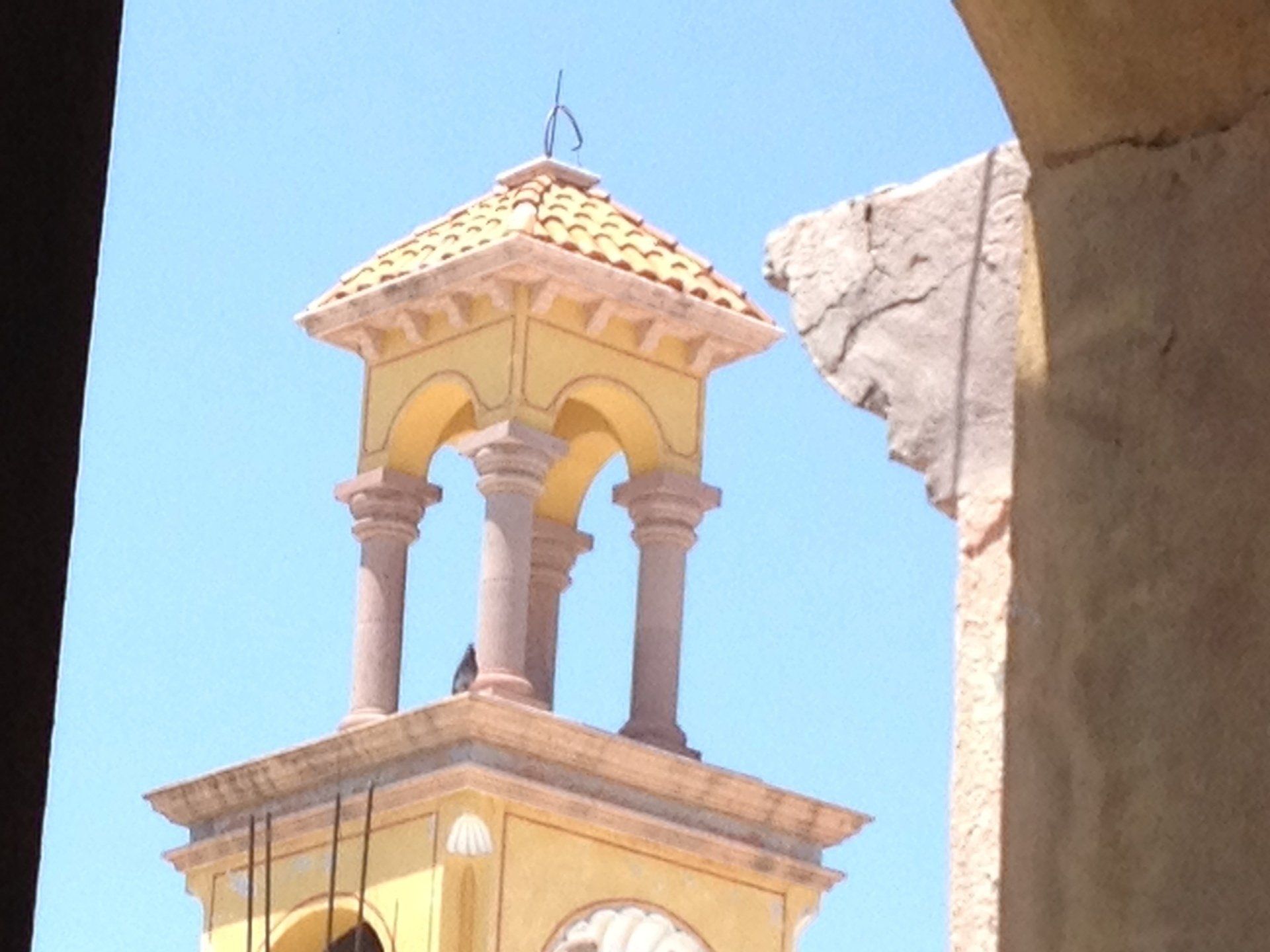 Ein Uhrturm mit einem blauen Himmel im Hintergrund