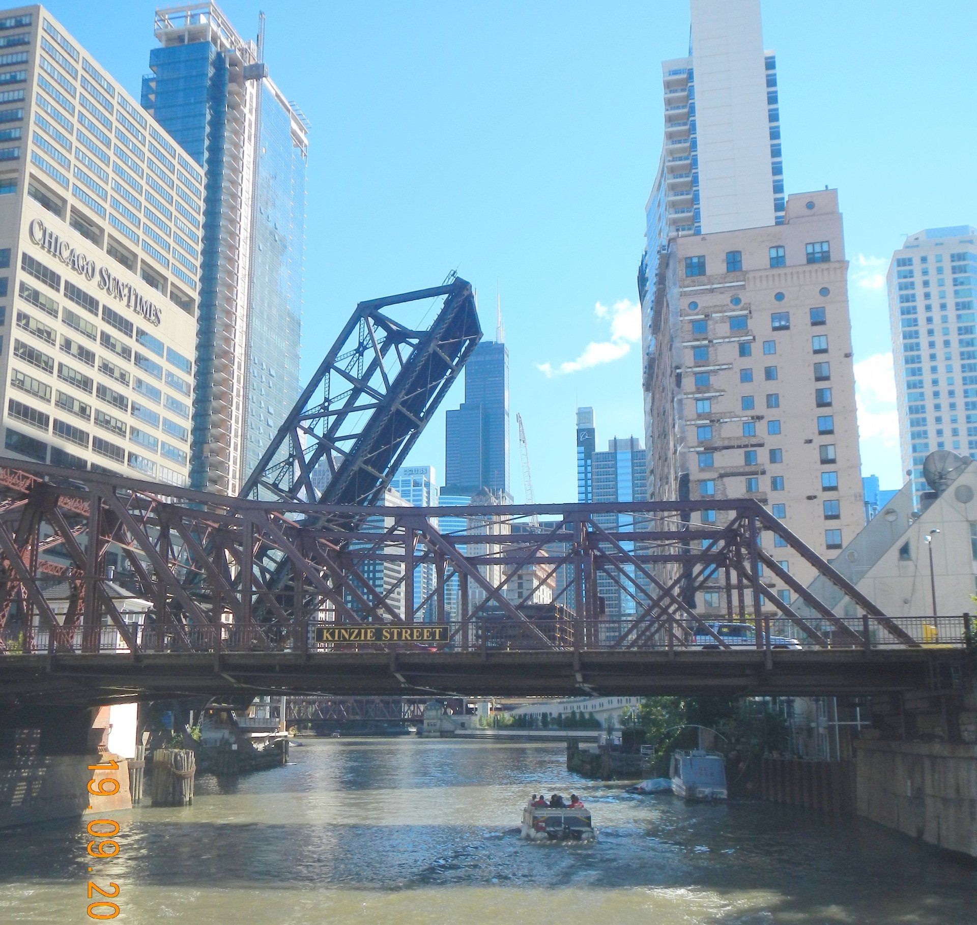 Eine Brücke über einen Fluss mit einem Schild mit der Aufschrift „Dock Street“