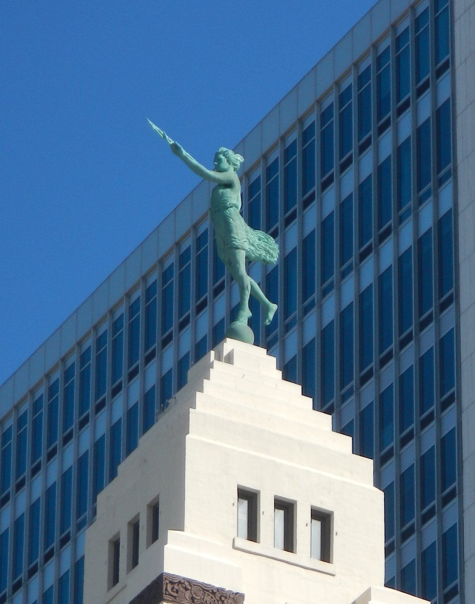 Eine Statue auf einem Gebäude mit der Nummer 177 darauf