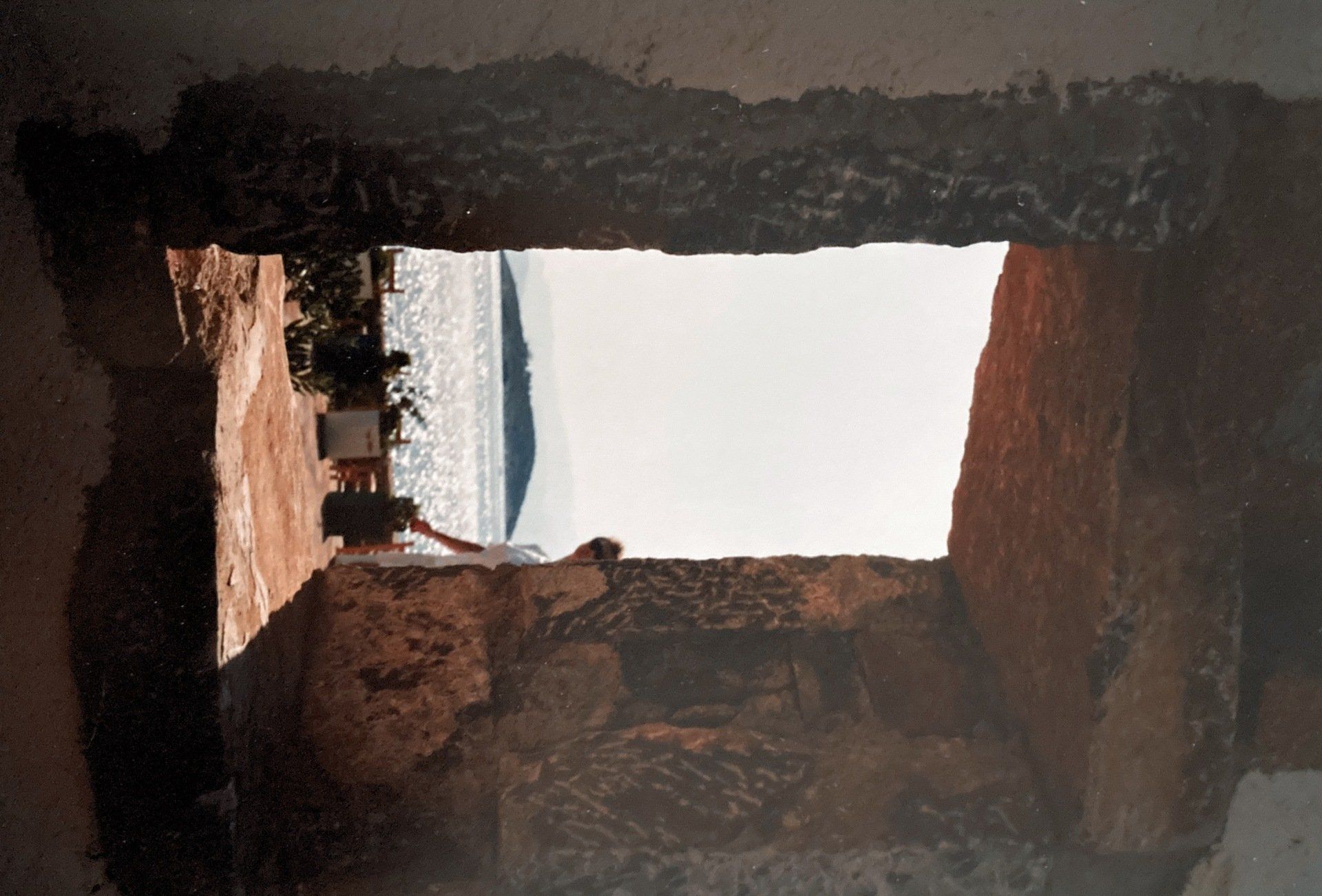 Ein Blick auf das Meer durch ein Loch in der Wand