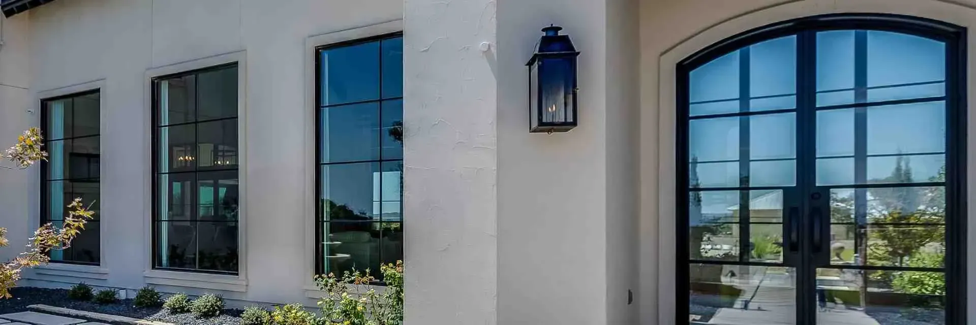 Gray phone handset icon with curved lines indicating a call or voicemail.