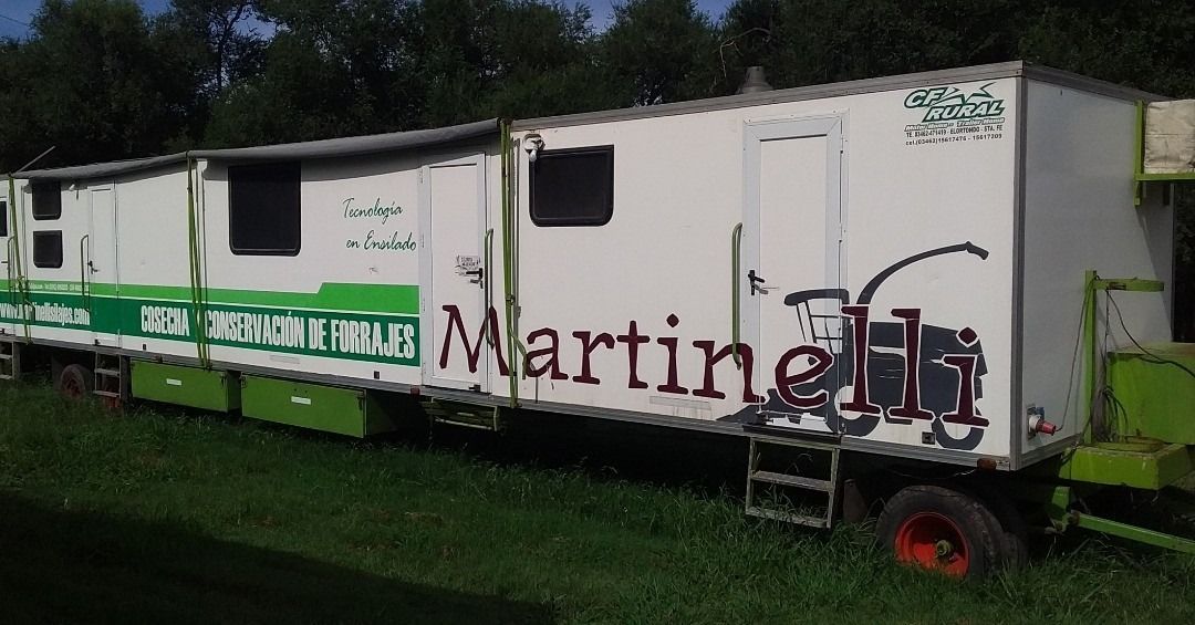 Un remolque blanco y verde con la inscripción