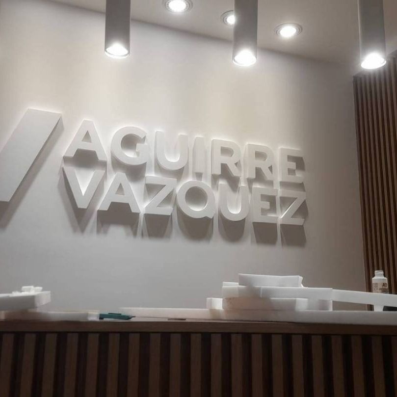 Letras blancas que dicen