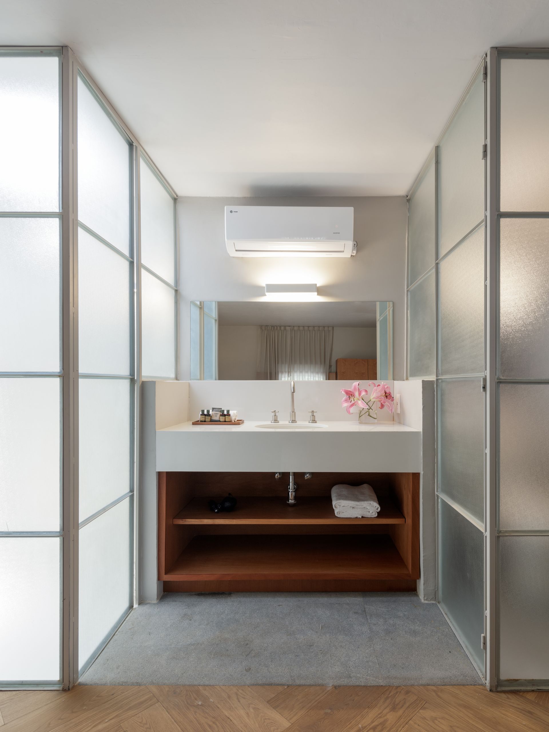 A bathroom with a sink and a mirror