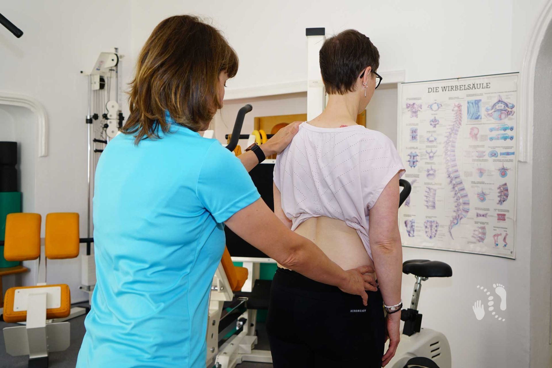 Ostheopathie - Prüfung der Beckenstellung auf Schiefstand - Physiotherapie Claudia Promnitz