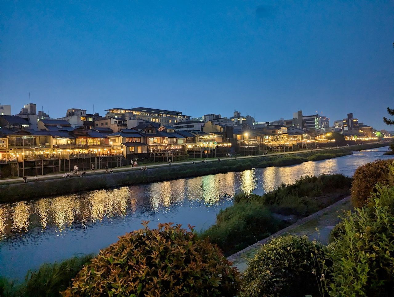 Kyoto bei Nacht entlang des Kamogawa