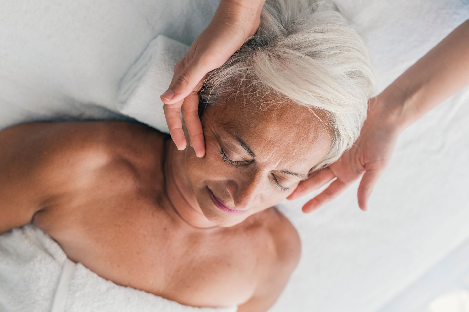 Una donna anziana si sta facendo fare un massaggio in una spa.