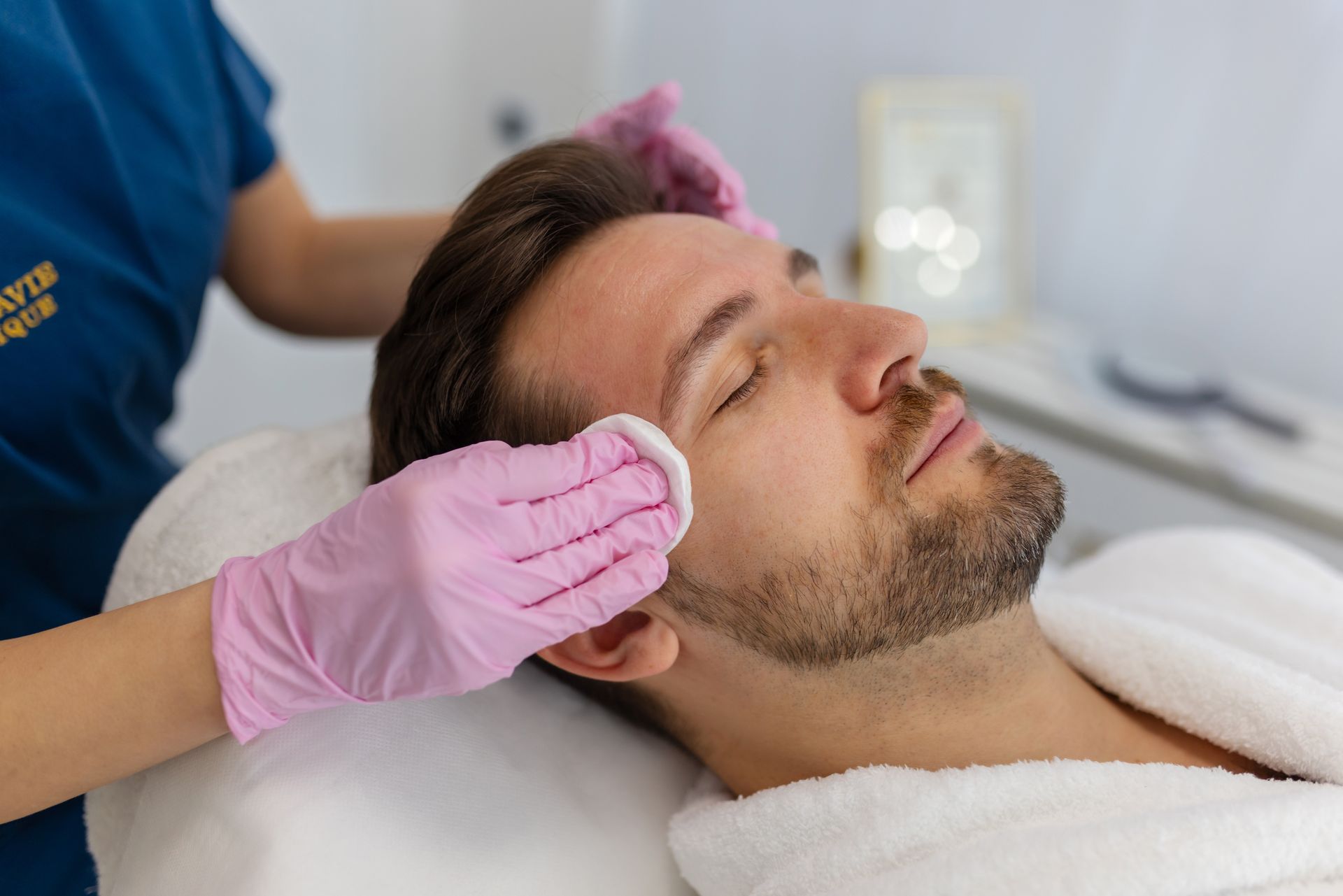 Una donna si sta sottoponendo a un trattamento con luce blu sul viso.