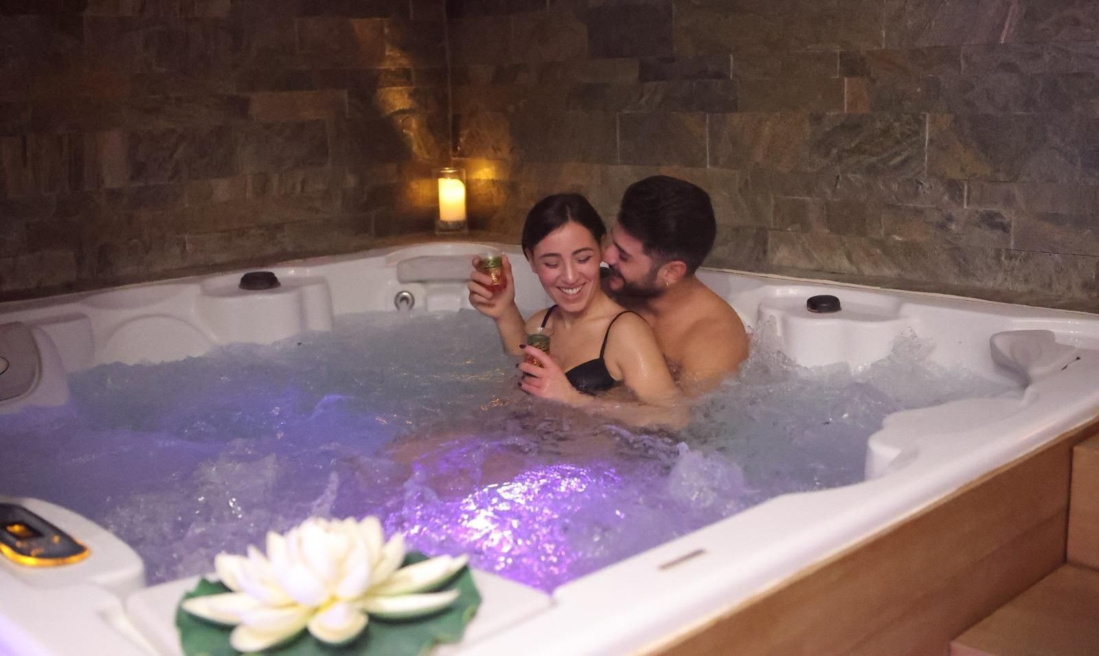 Due donne in accappatoio sono in piedi una accanto all'altra in un corridoio.